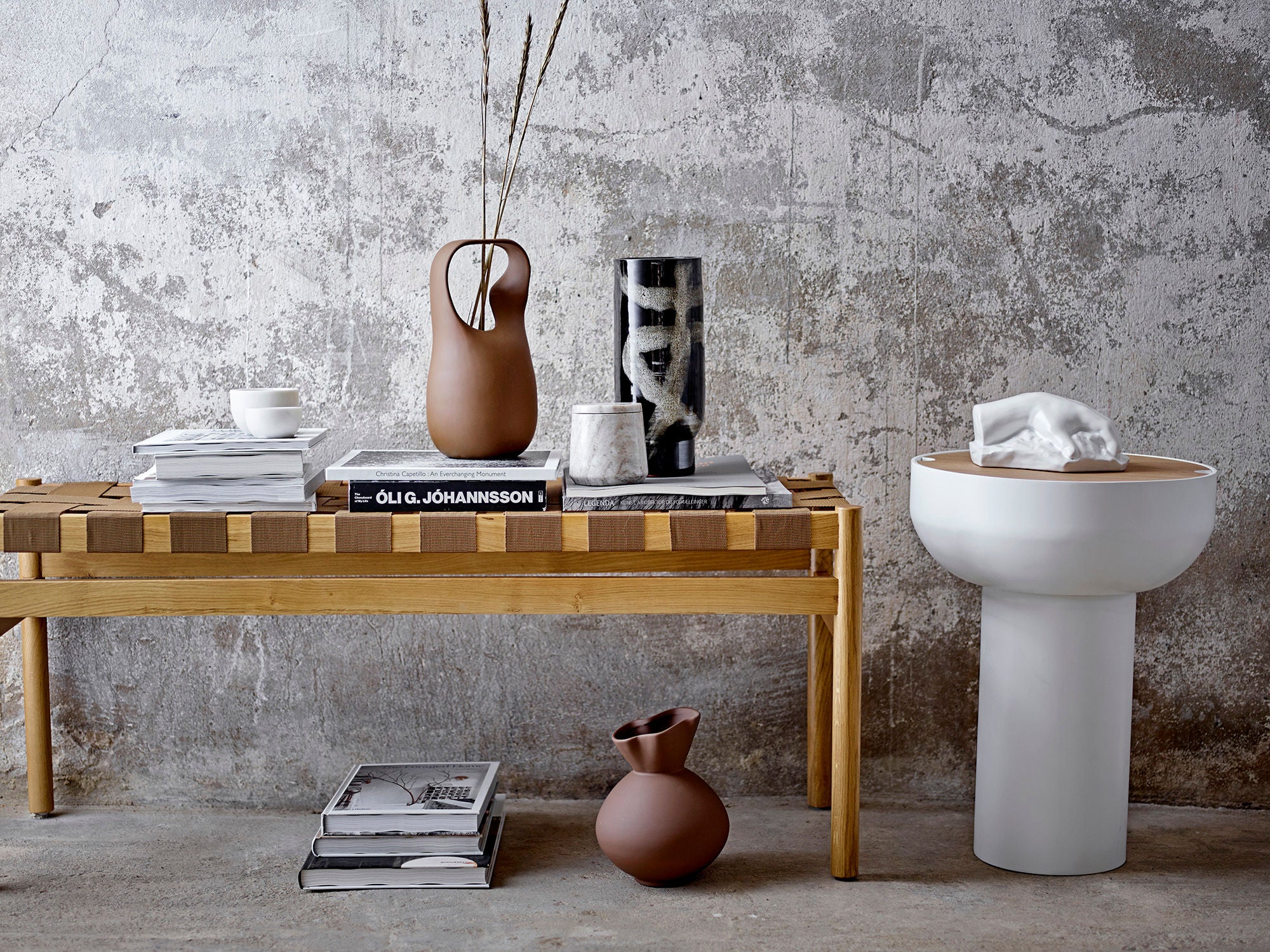 Nicita Vase Matte Steingut Braun mit Samtiger Oberfläche für Wohnräume