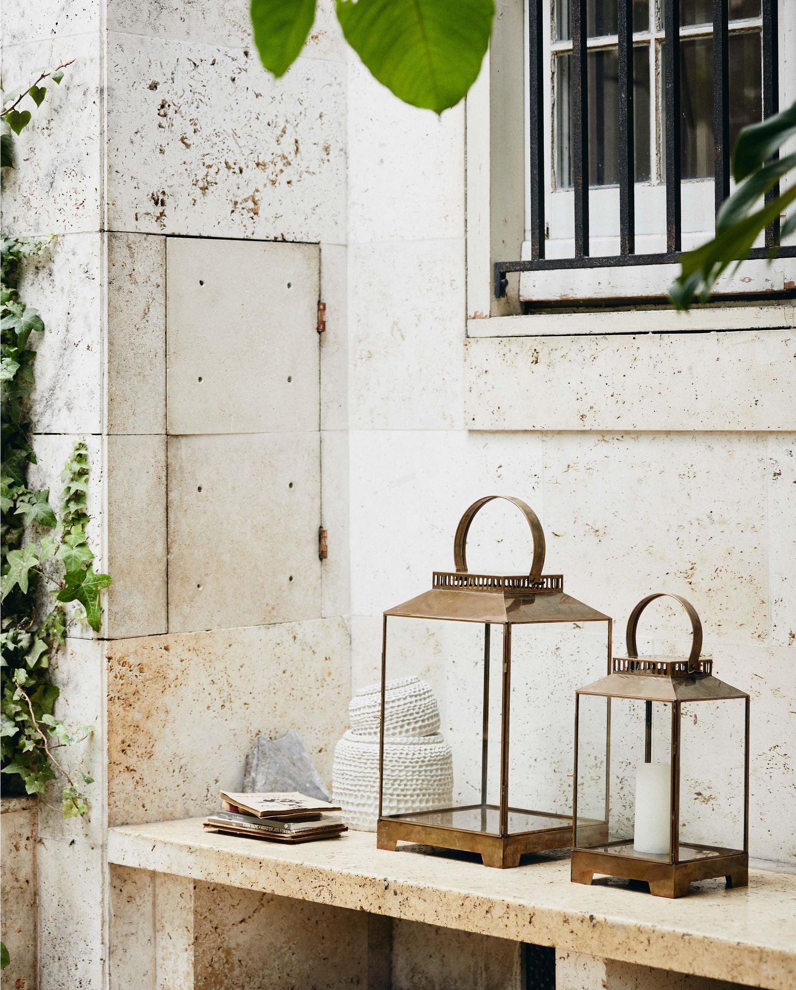 BITRA Messinglaterne Groß mit Glas Henkel Antik Finish für Gemütliche Beleuchtung