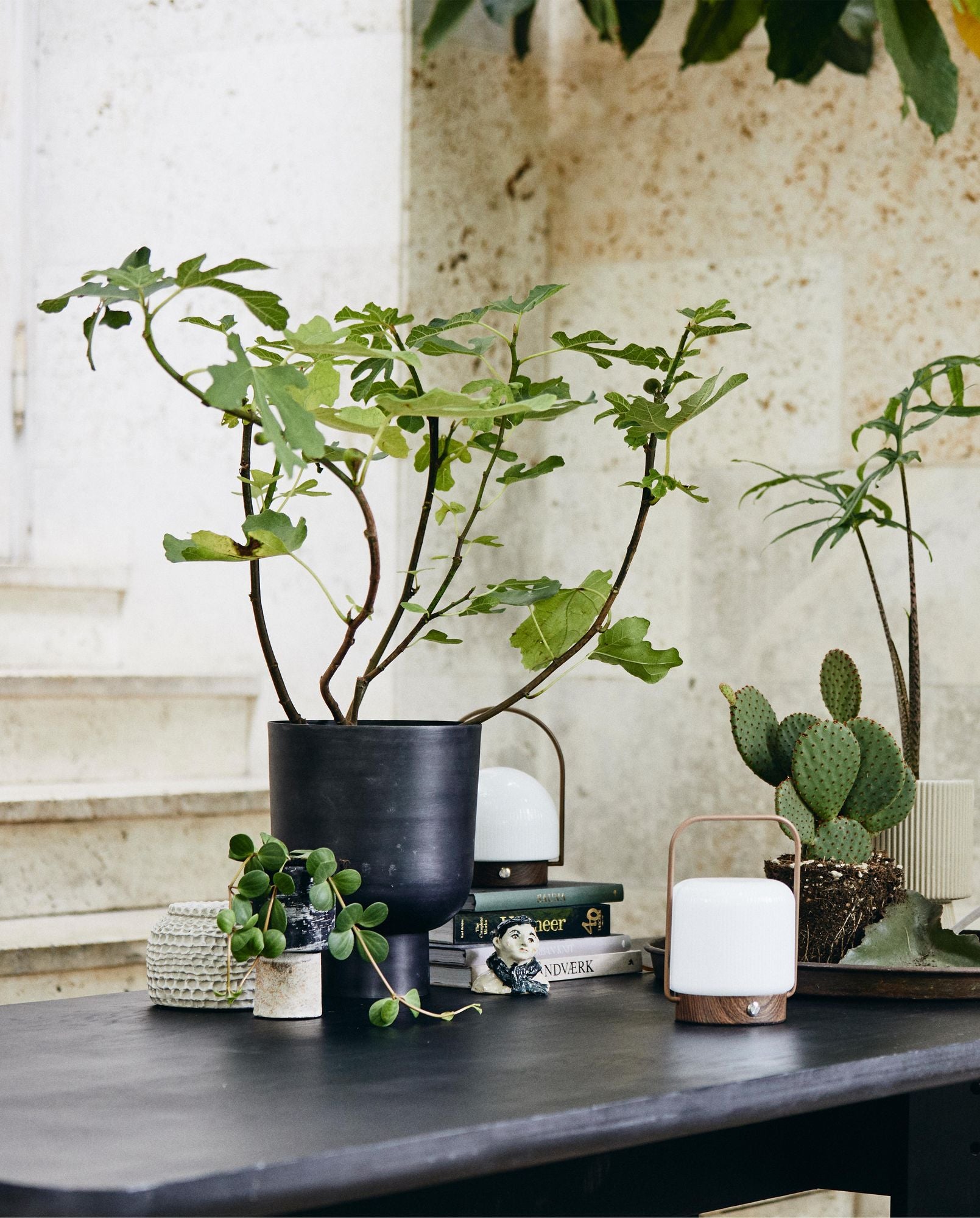 TROY Tragbare LED Lampe mit Griff für Vielseitige Räume mit Eckigem Lampenschirm