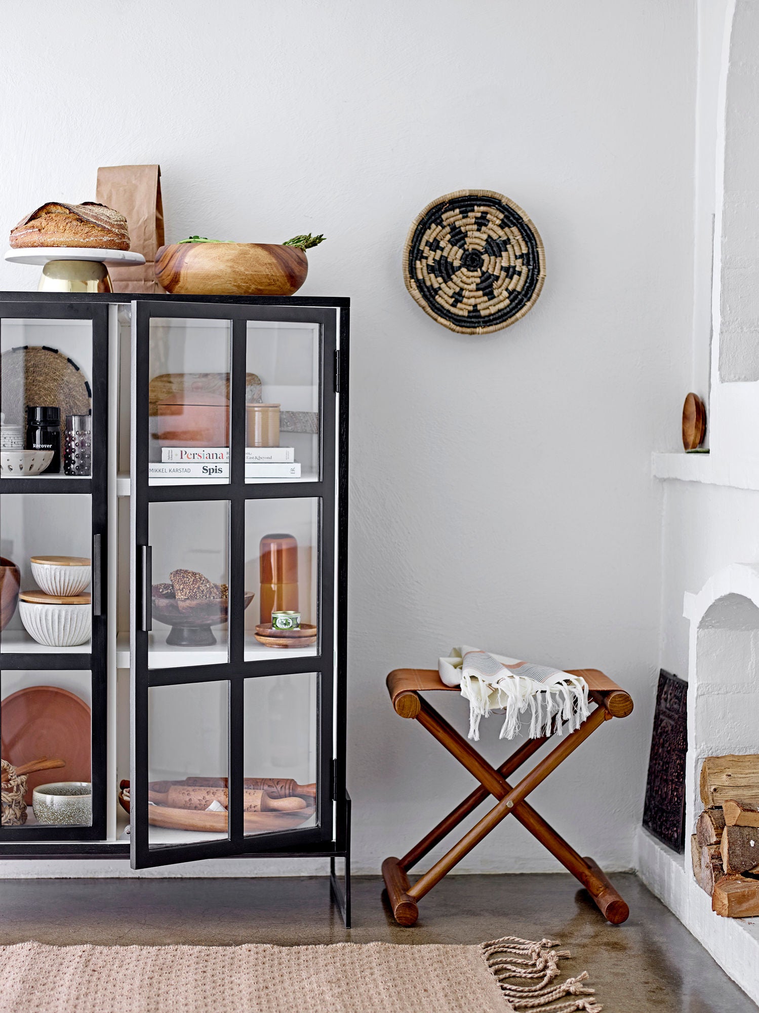 Opal Kabinett – Schwarze Eiche trifft auf glasklare Eleganz