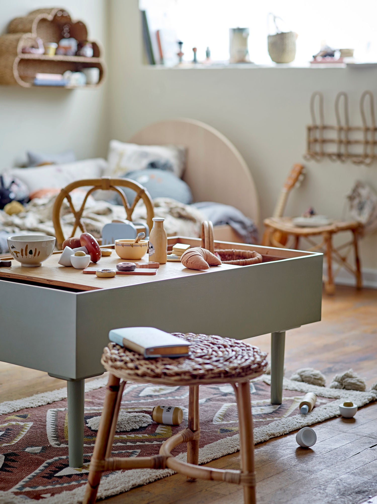 Charli Kinderbett mit Regenbogen-Design aus Holz