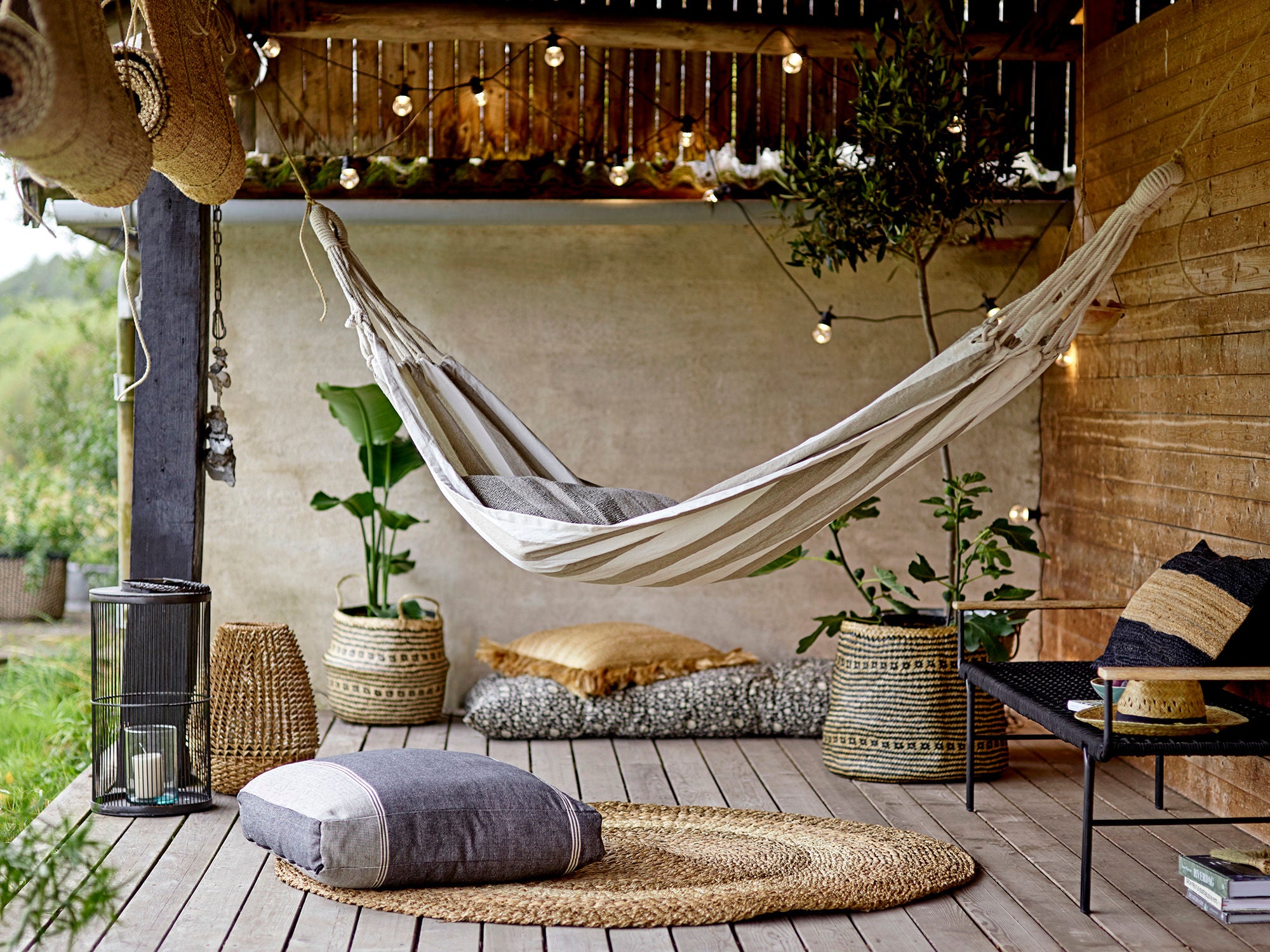 Effie Laterne Aus Bambus und Glas In Schwarz mit Warmem Kerzenlicht und Schimmerndem Rahmen