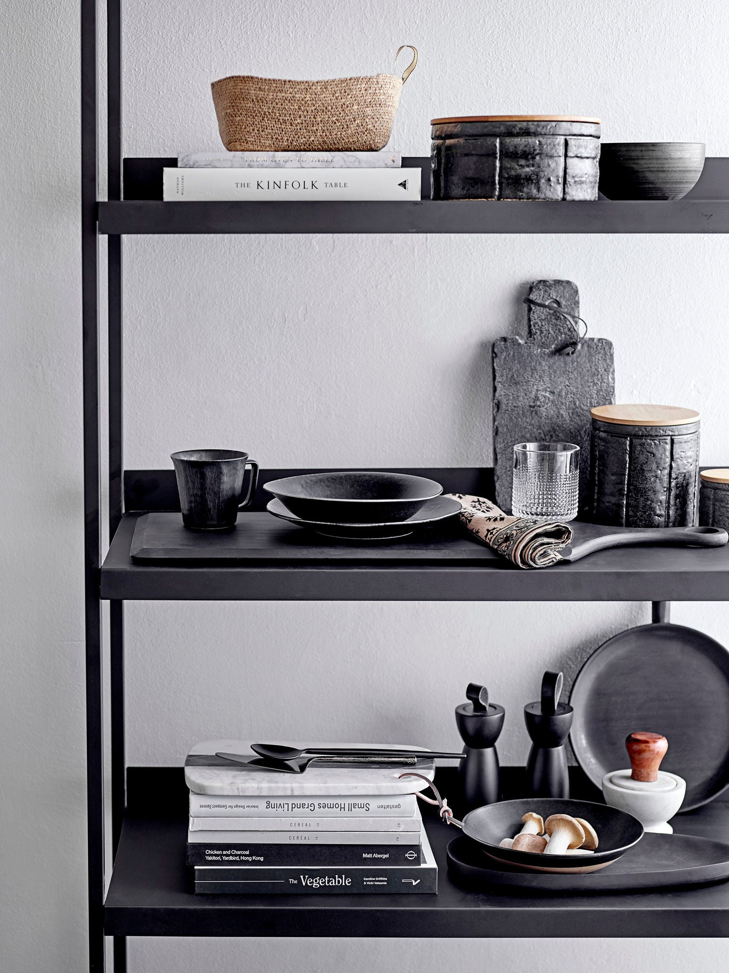 Yoko Teller Elegantes Porzellan mit Schwarze Glasur und Leichte Handhabung