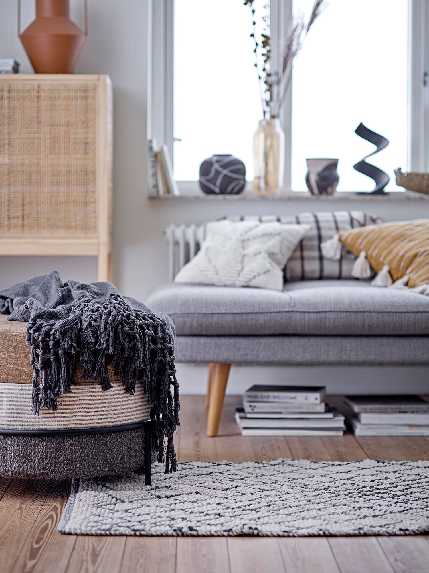 Niza Deko Vase Schwarz Terrakotta Handbemalt Unikat mit Weissen Muster Eleganz