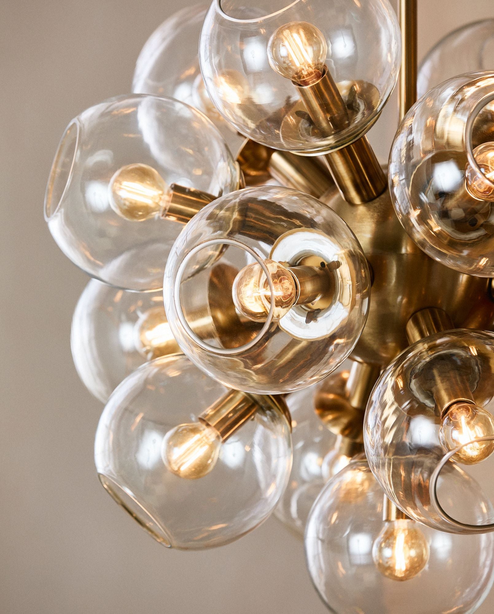 Hängelampe Pendelleuchte mit 17 Glasenschirmen und Goldener Finish Inklusive Extra Glasenschirm