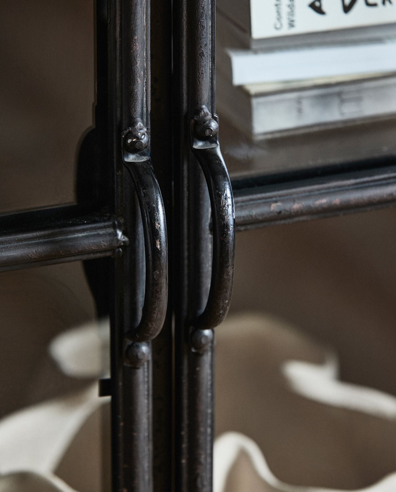 DOWNTOWN Aufbewahrungsschrank Schwarz Zweiflügelig mit Drei Regalen Antik Finish