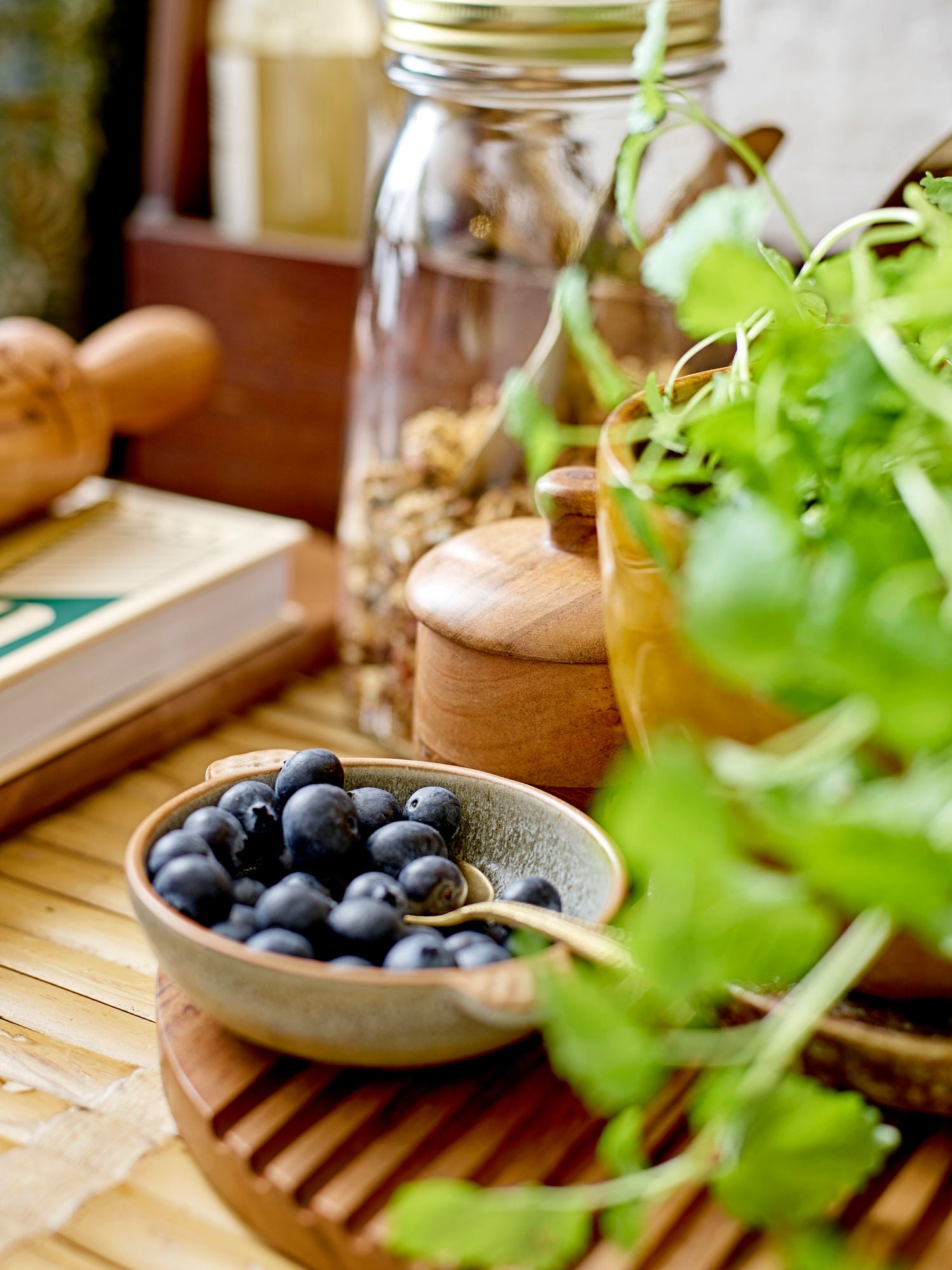 Dotta Mangoholz Schneidebrett Runde Form mit Rillen für Feuchtigkeit und Krümel