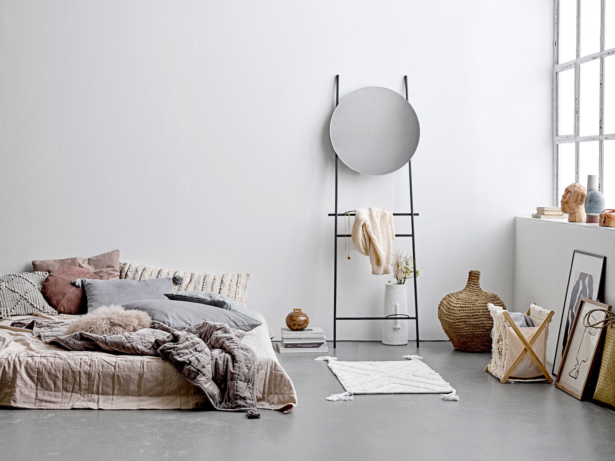 Berican Deko Vase Terrakotta Weiß Glasur mit Rauer Oberfläche und Gesichtssilhouette 40 Cm Höhe