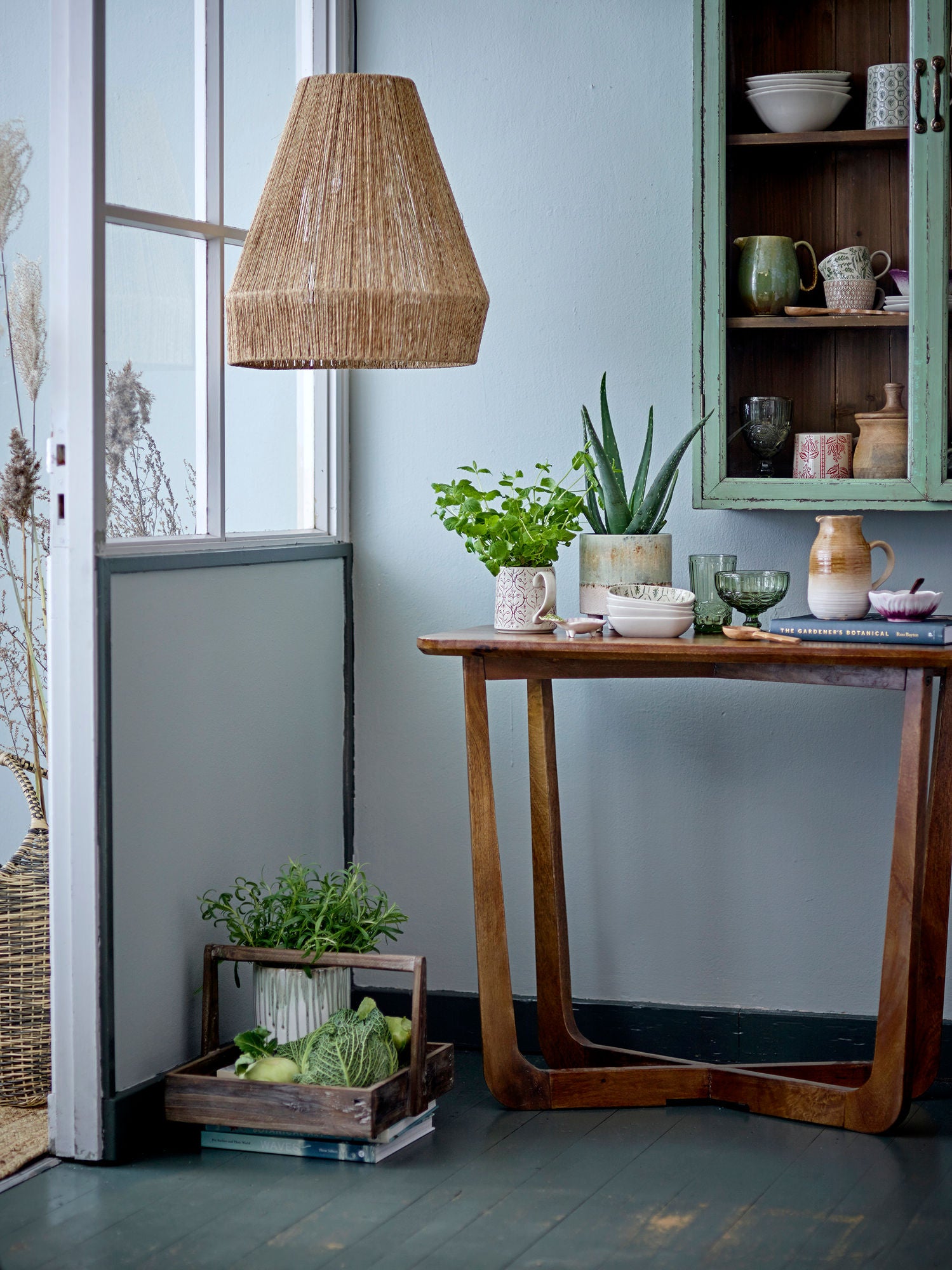 Kabinett Aus Tannenholz In Grüner Retrooptik mit Glastüren für Stilvollen Stauraum und Charakter