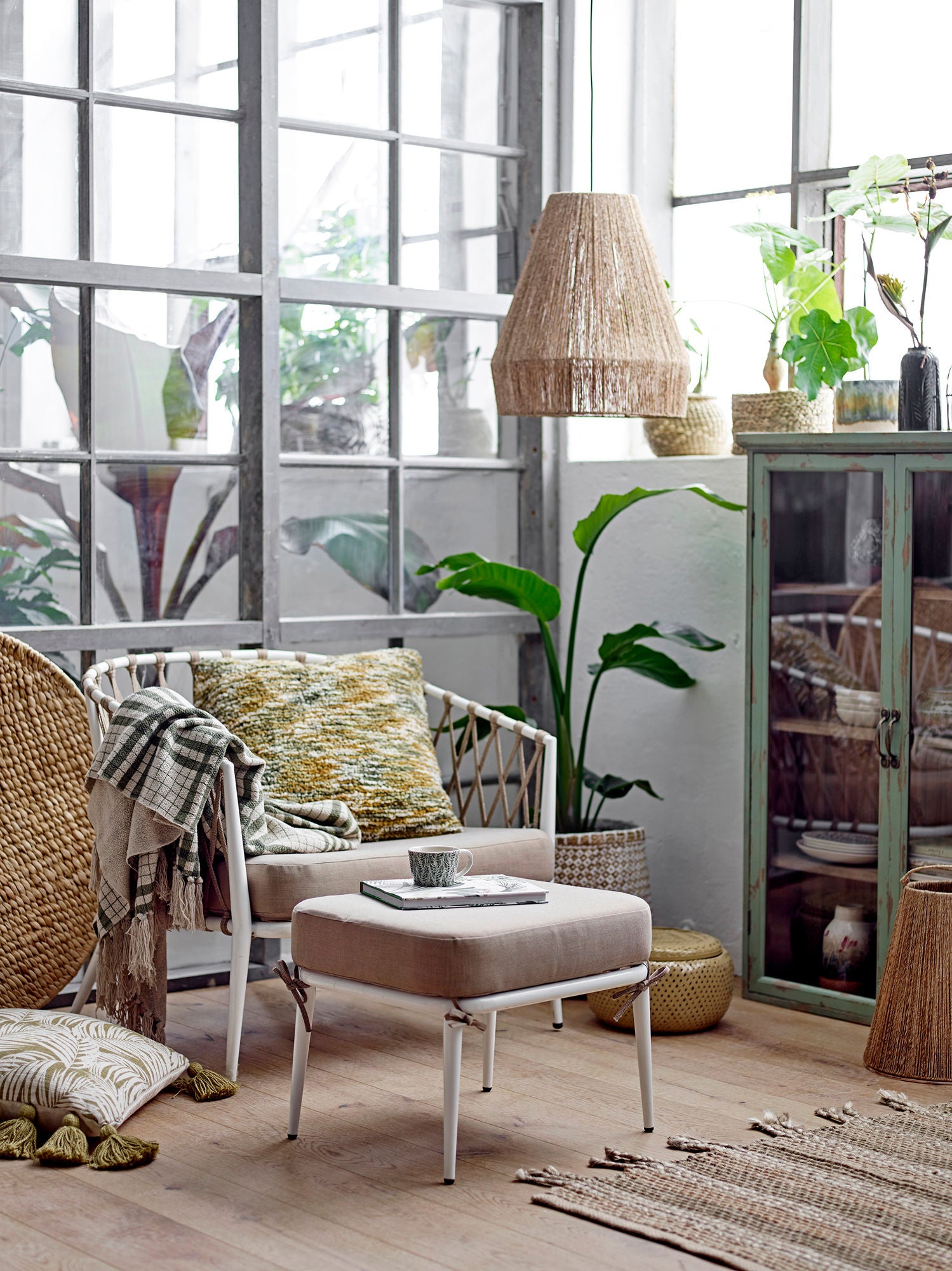 Kabinett Aus Tannenholz In Grüner Retrooptik mit Glastüren für Stilvollen Stauraum und Charakter