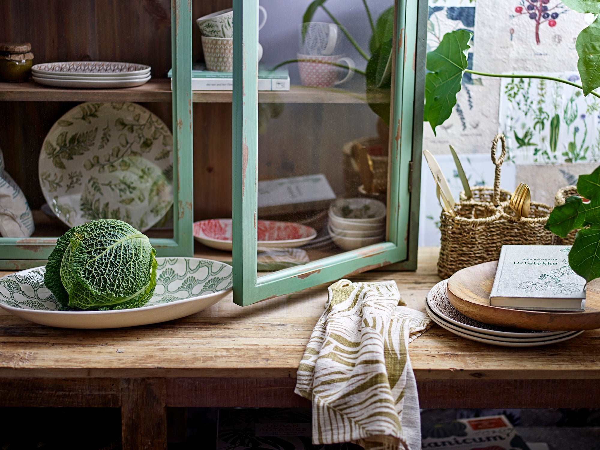 Kabinett Aus Tannenholz In Grüner Retrooptik mit Glastüren für Stilvollen Stauraum und Charakter