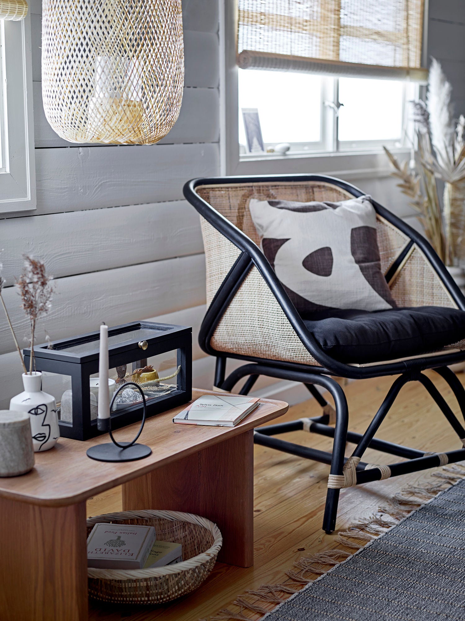 Loue Lounge Sessel Rattan Optik mit Schwarzem Akzent und Komfortkissen