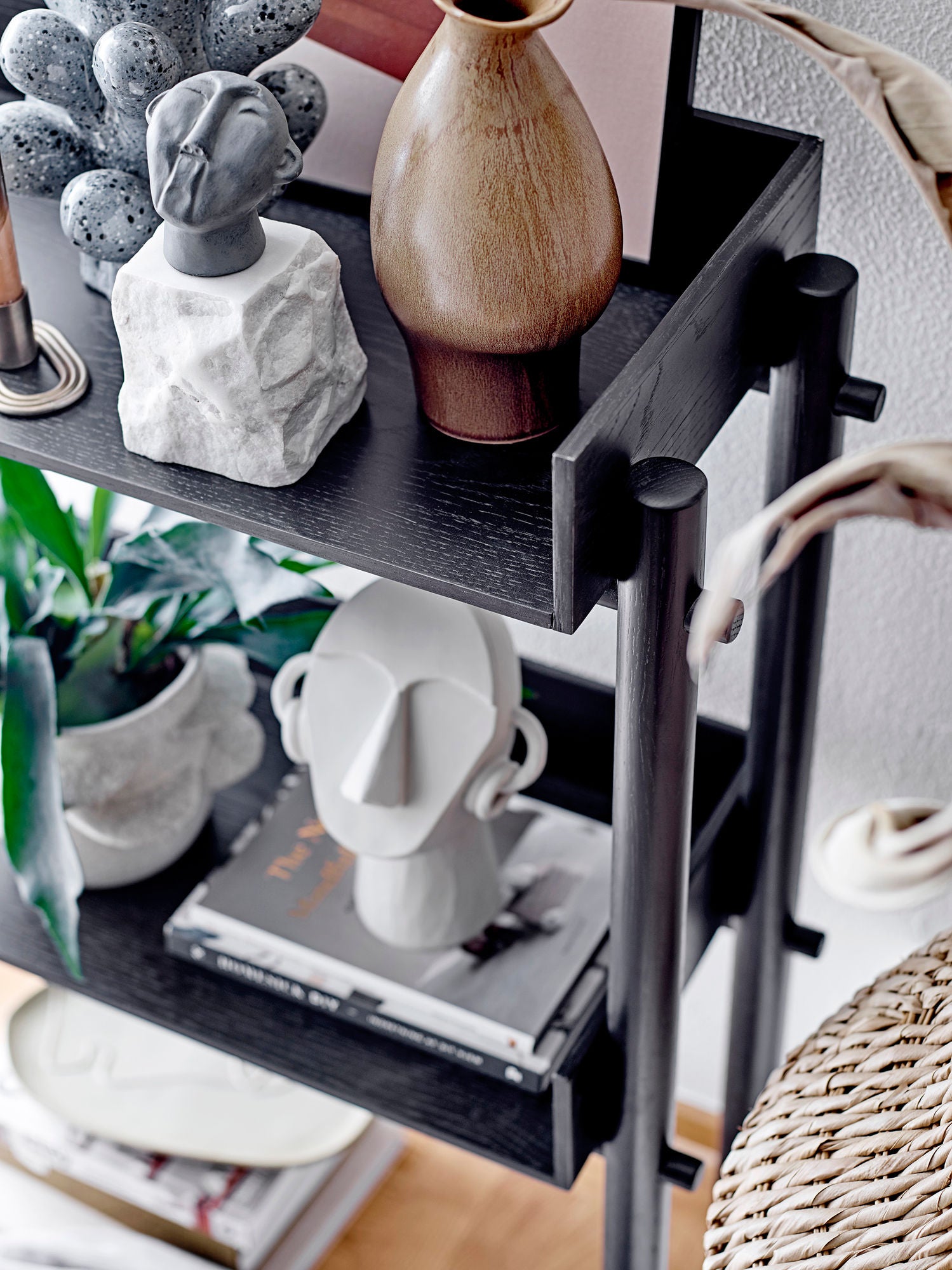 Luelle Deko Figur Aus Weißem Polyresin mit Zeitloser Eleganz und Ohrringen