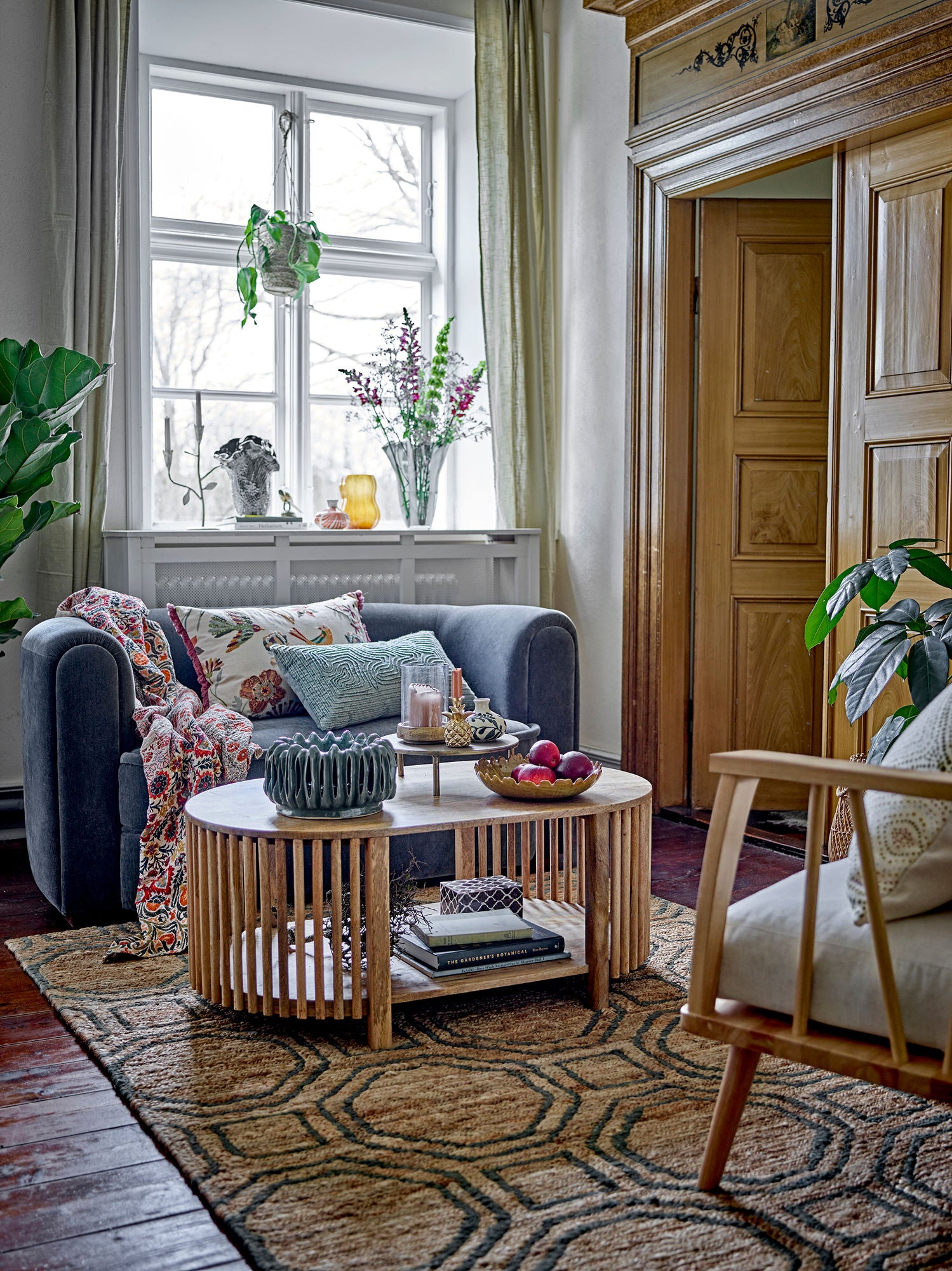 Malala Sofa, blau – Umarmender Komfort im changierenden Velours-Look