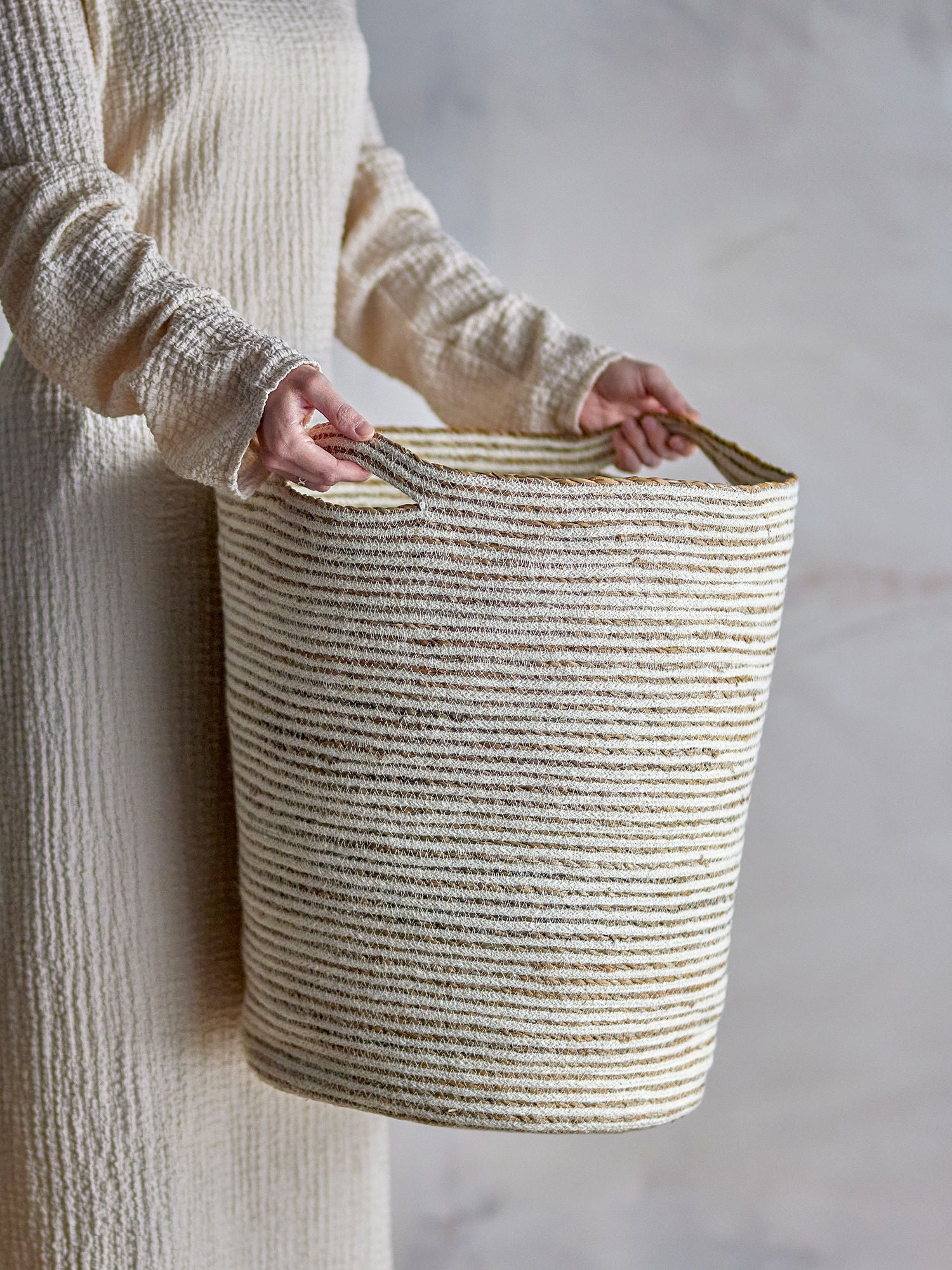 Selena Jutkorb Natürliche Textur und Stilvolle Aufbewahrung mit Streifen