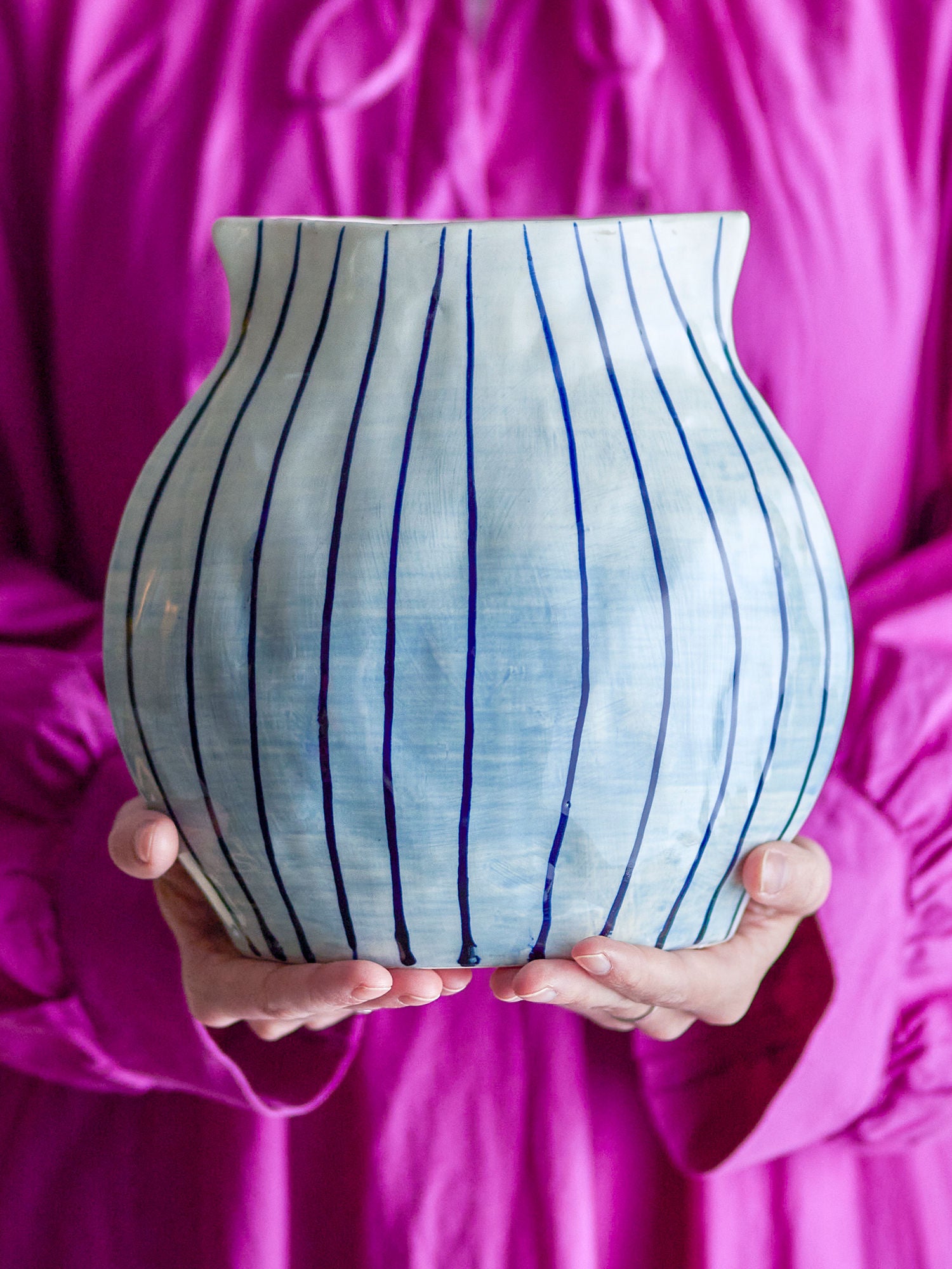 Esra Steingut Vase Blau Handgemalt Streifenform Elegant für Frische Blumenarrangements
