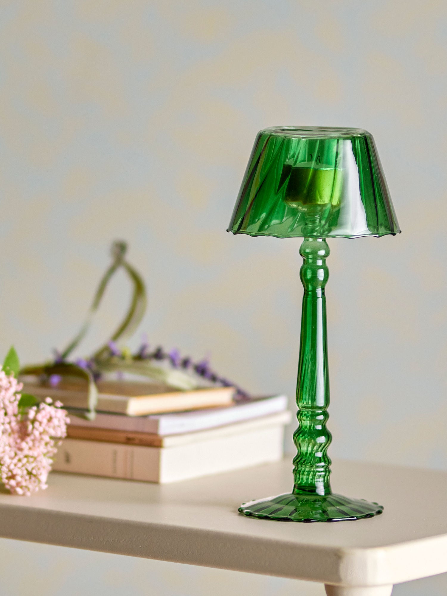 Cisco Grüner Glas-Teelichthalter mit Feinen Fuß- und Schirm-Details für Gemütliche Tischbeleuchtung