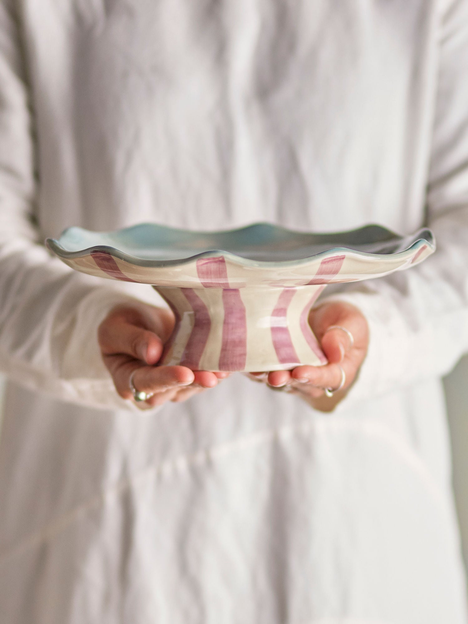 Willa Kuchenteller Blaue Glasur mit Gewelltem Rand und Handbemalter Fuß