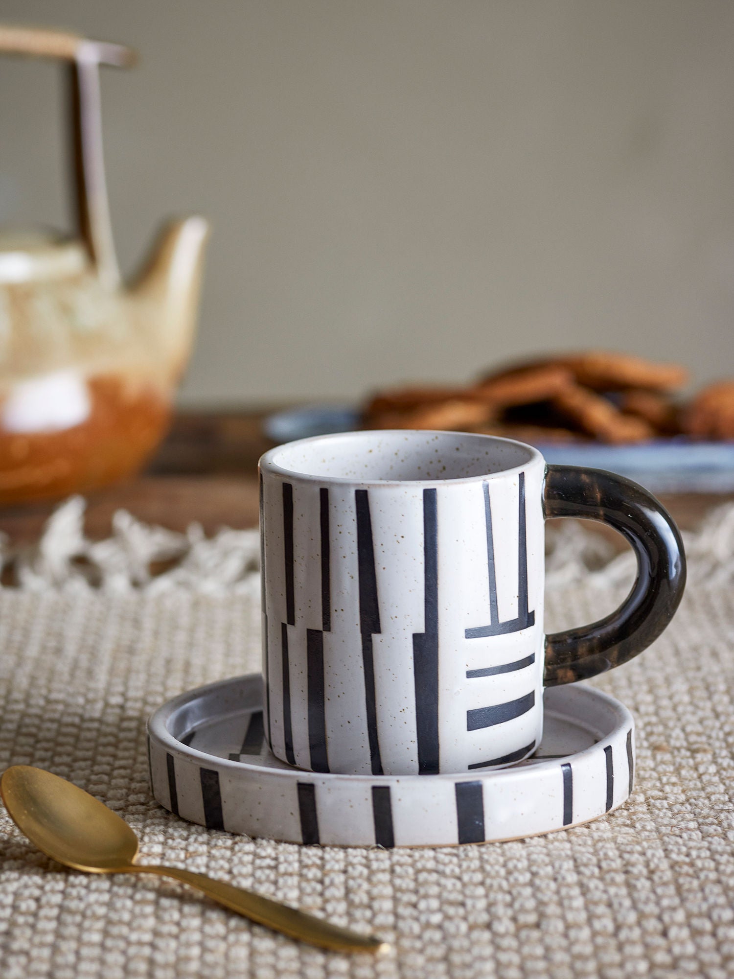 Frankie Tasse mit Untertasse, Steingut, grafisches Design
