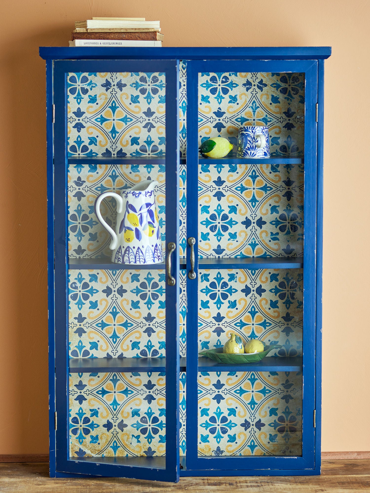 Hazem Vitrine Blau mit Distressed Vintage-Oberfläche und Fliesenmotiv Rückwand