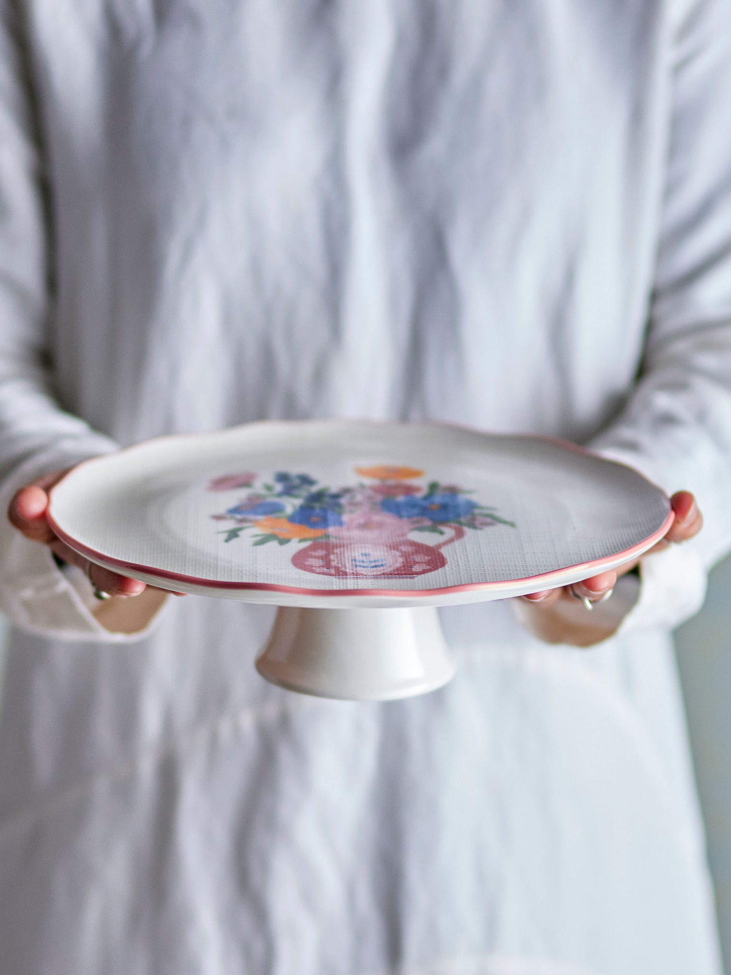 Dorothy Kuchenteller – Verspielte Eleganz auf Fuß