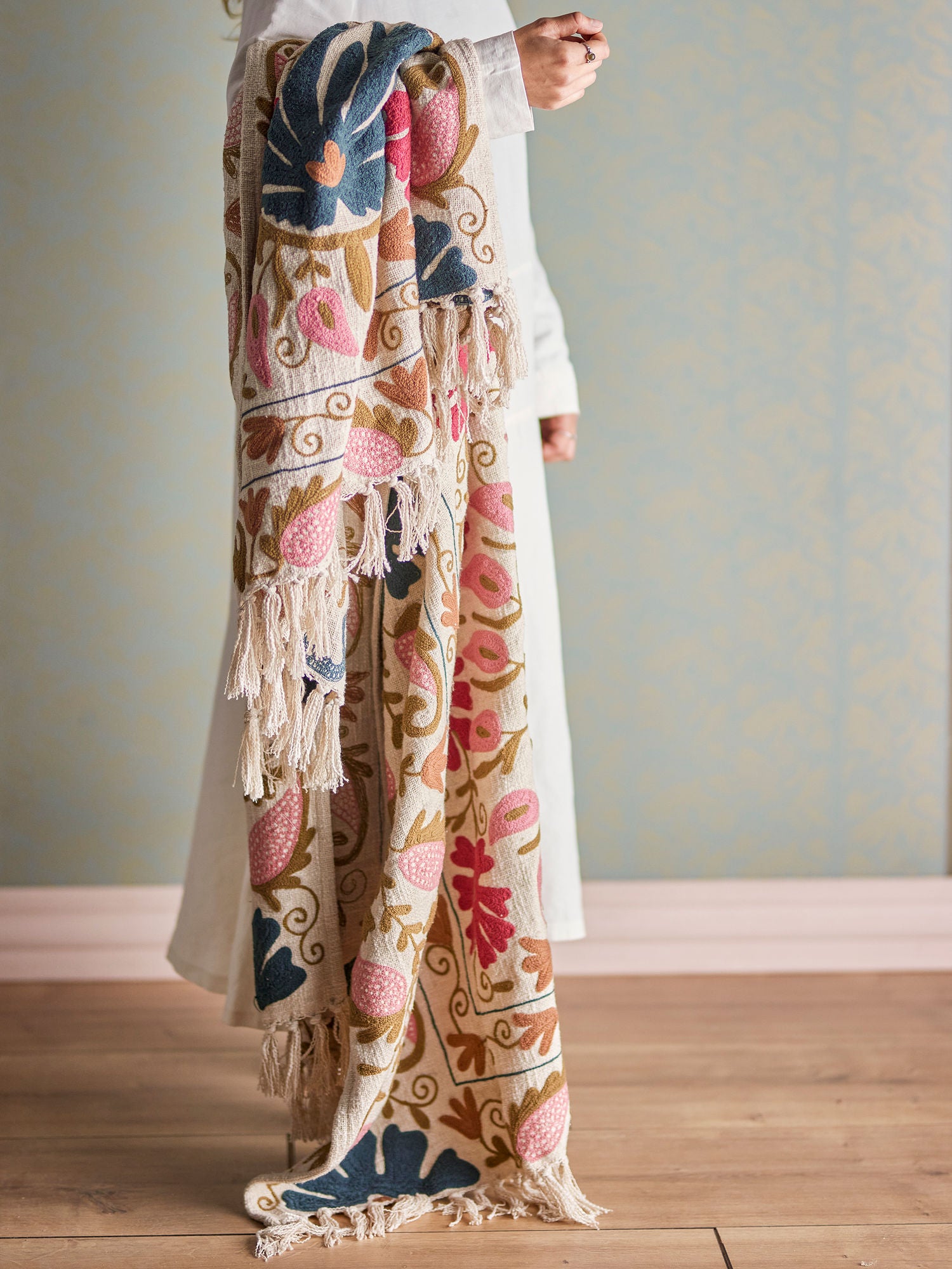 Ceva Baumwoll Decke Kuschelig Weich mit Feinem Stickdesign In Sanften Farben