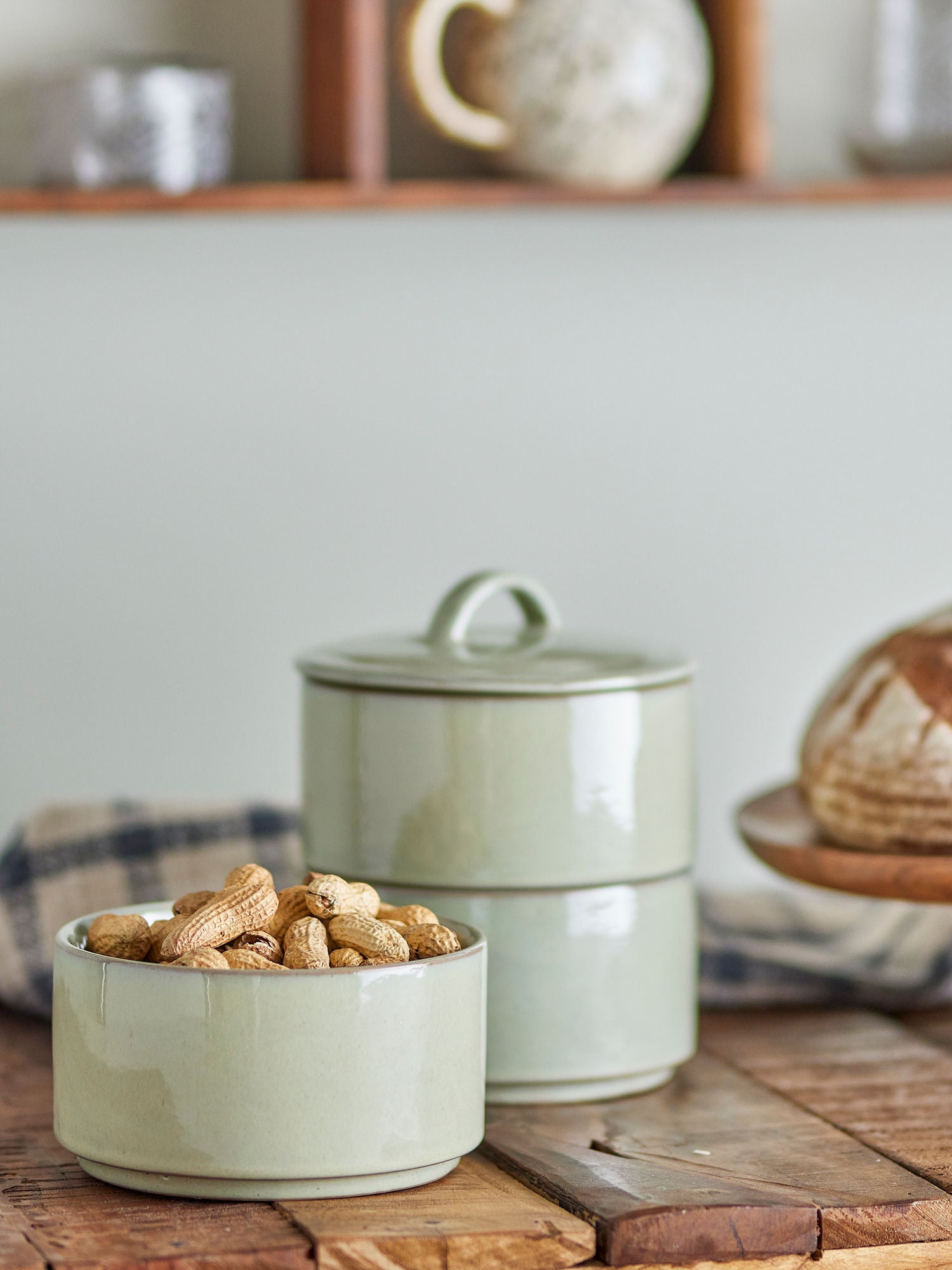 Ebba Gefäß mit Deckel – Stapelbare Schalen aus grün glasiertem Steingut