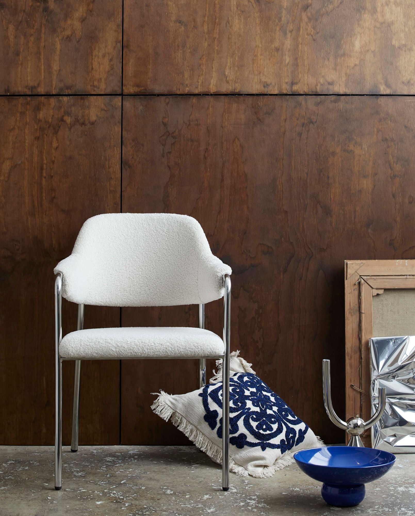 Albert Stuhl mit Schlankem Metallrahmen und Weicher Off White Polsterung