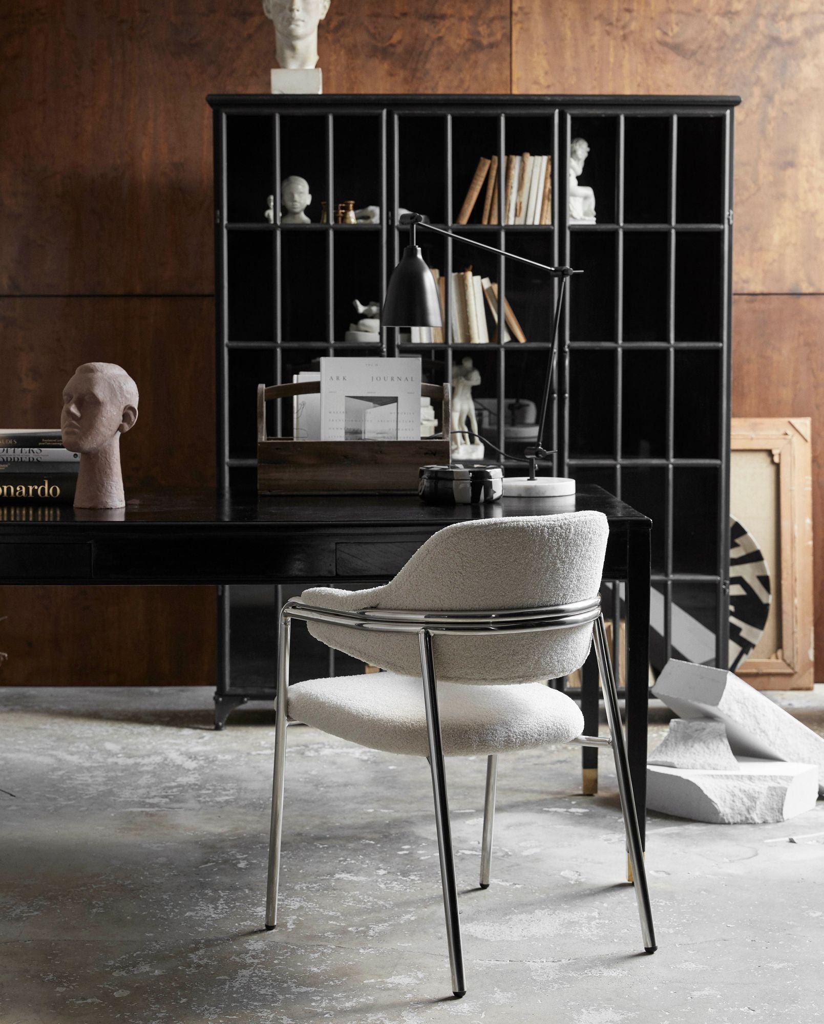 Albert Stuhl mit Schlankem Metallrahmen und Weicher Off White Polsterung