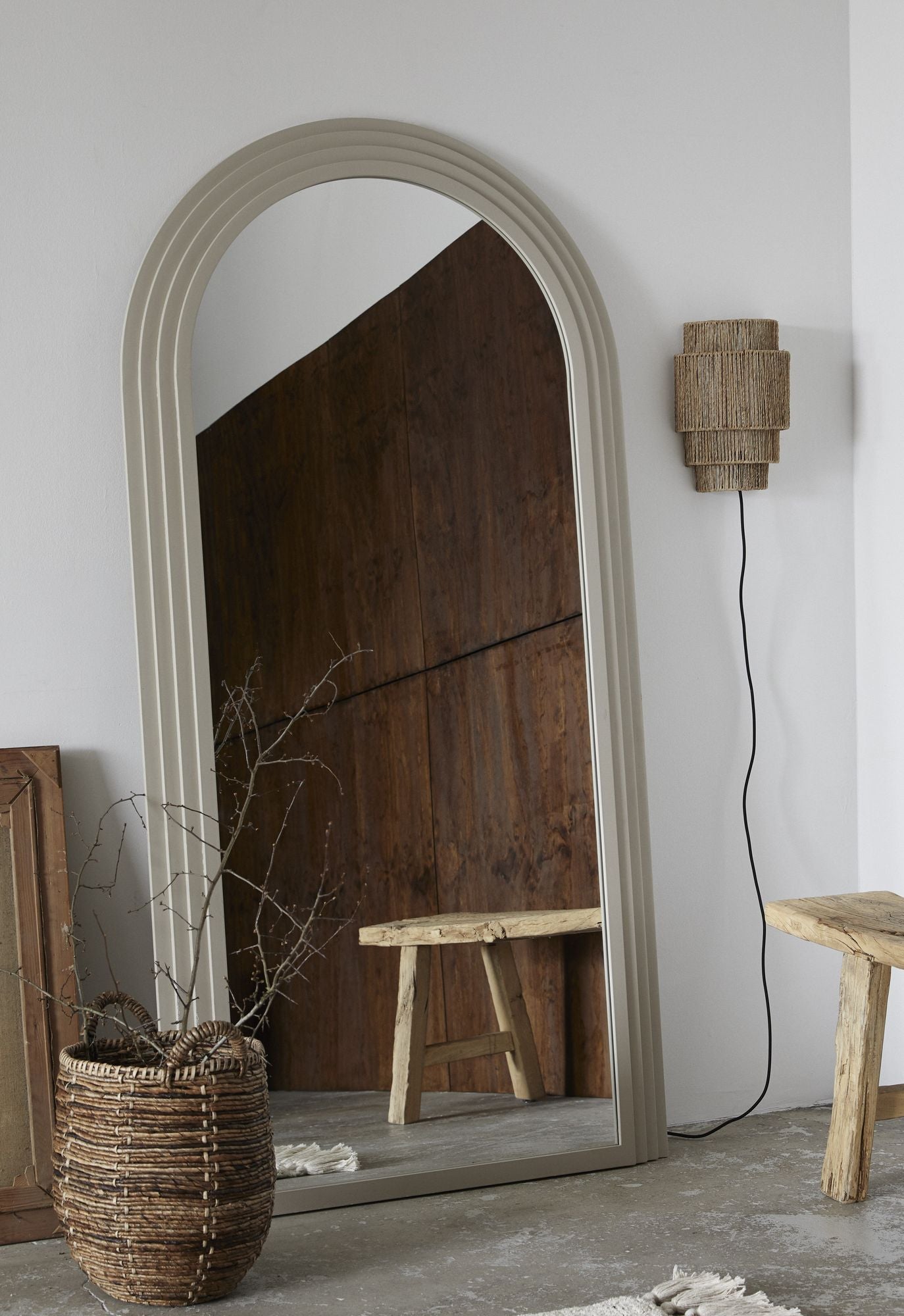 FALCO Wandspiegel Rund mit Beige Metallrahmen Als Dekorationsakzent für Klassische und Moderne Räume