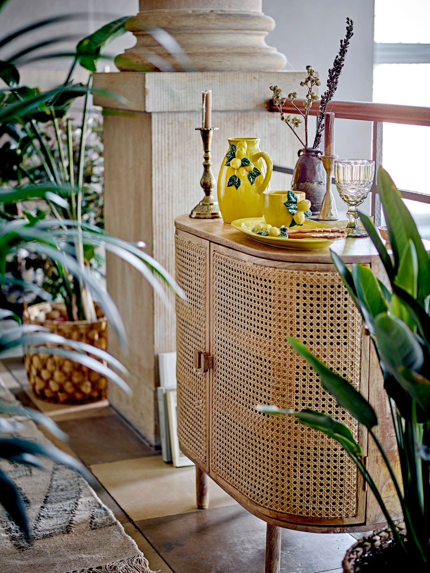 Bandol Kabinett Aus Mangoholz Natur mit Gewölbtem Design und Zuckerrohr Dekor für Wohnräume