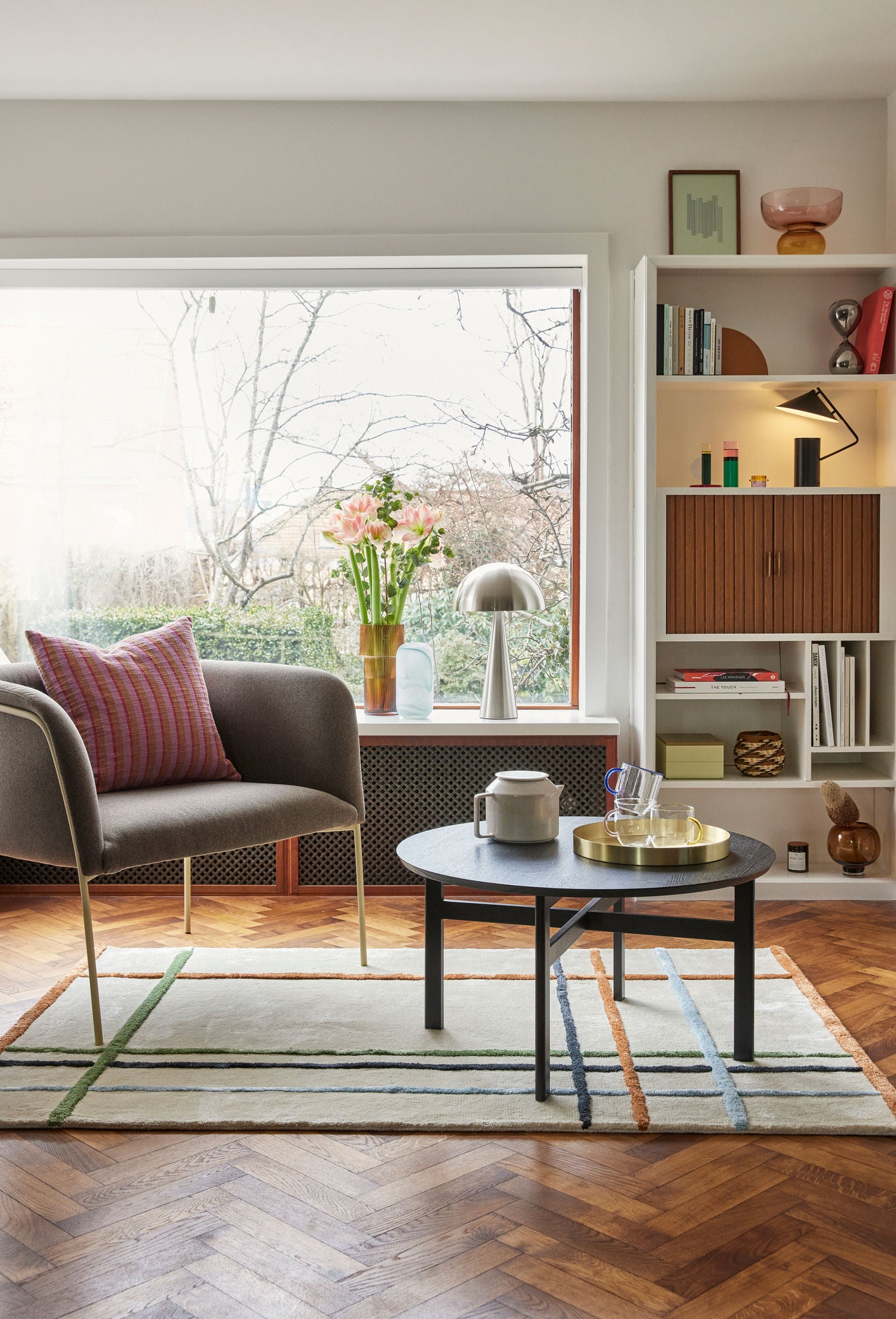 Sen Tischlampe Schwarz – Minimalistische Eleganz mit funktionalem Design