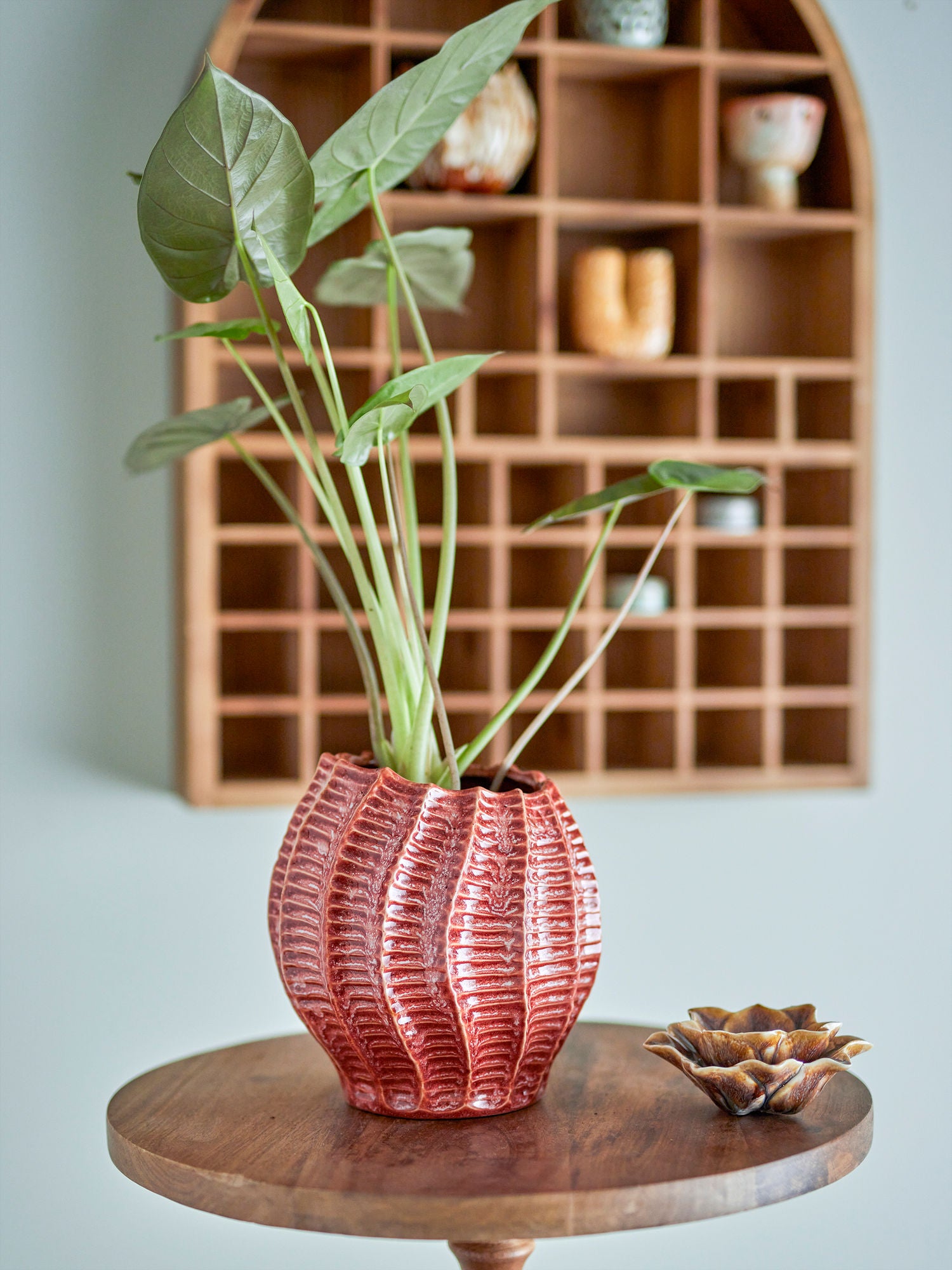 Callon Vase – Reaktive Glasur und sanfte Rillen in Rosa