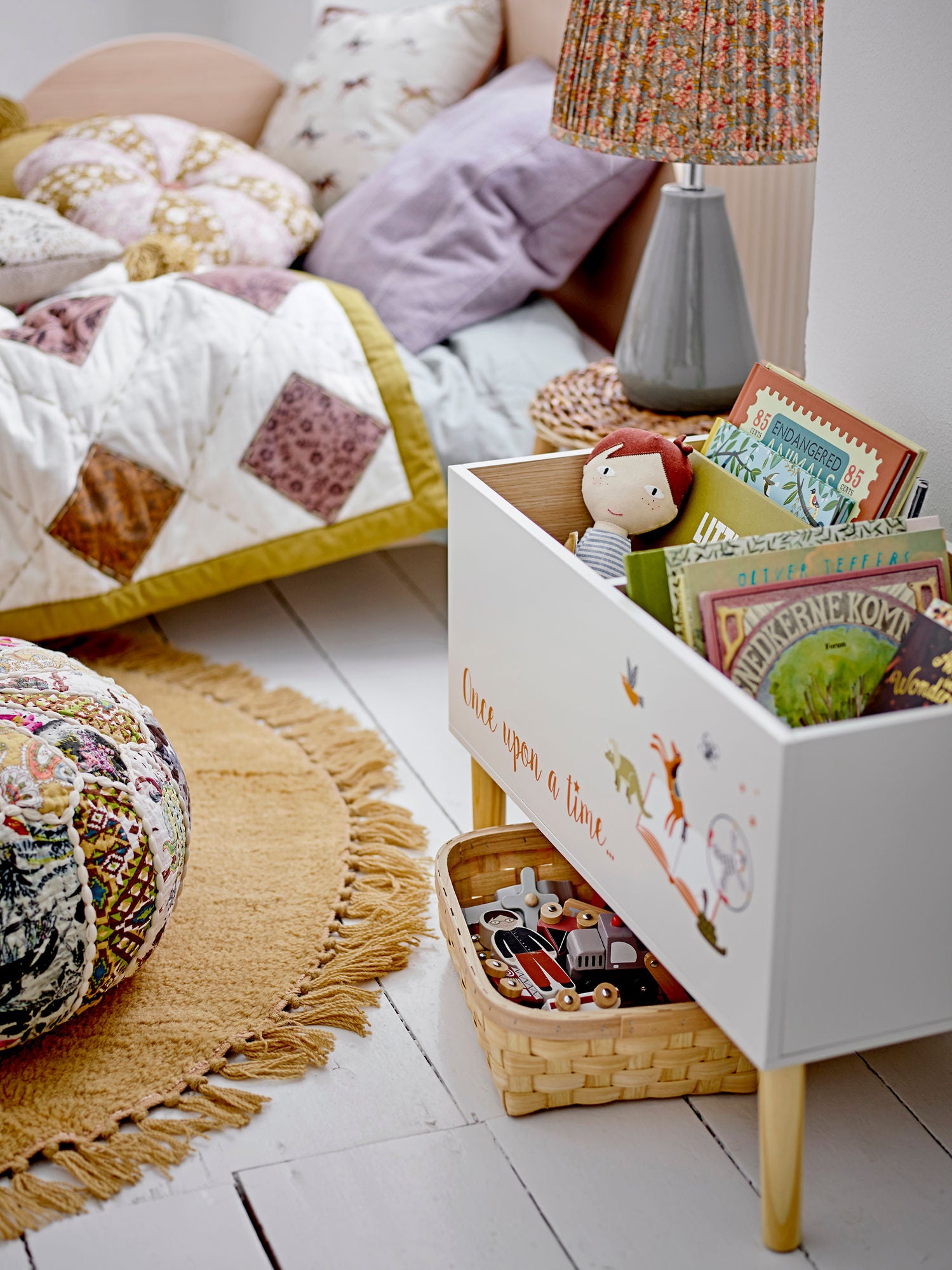 Etty Grüne Steingut Tischlampe mit Floraler Optik und Sanftem Licht für Nachttisch und Konsole