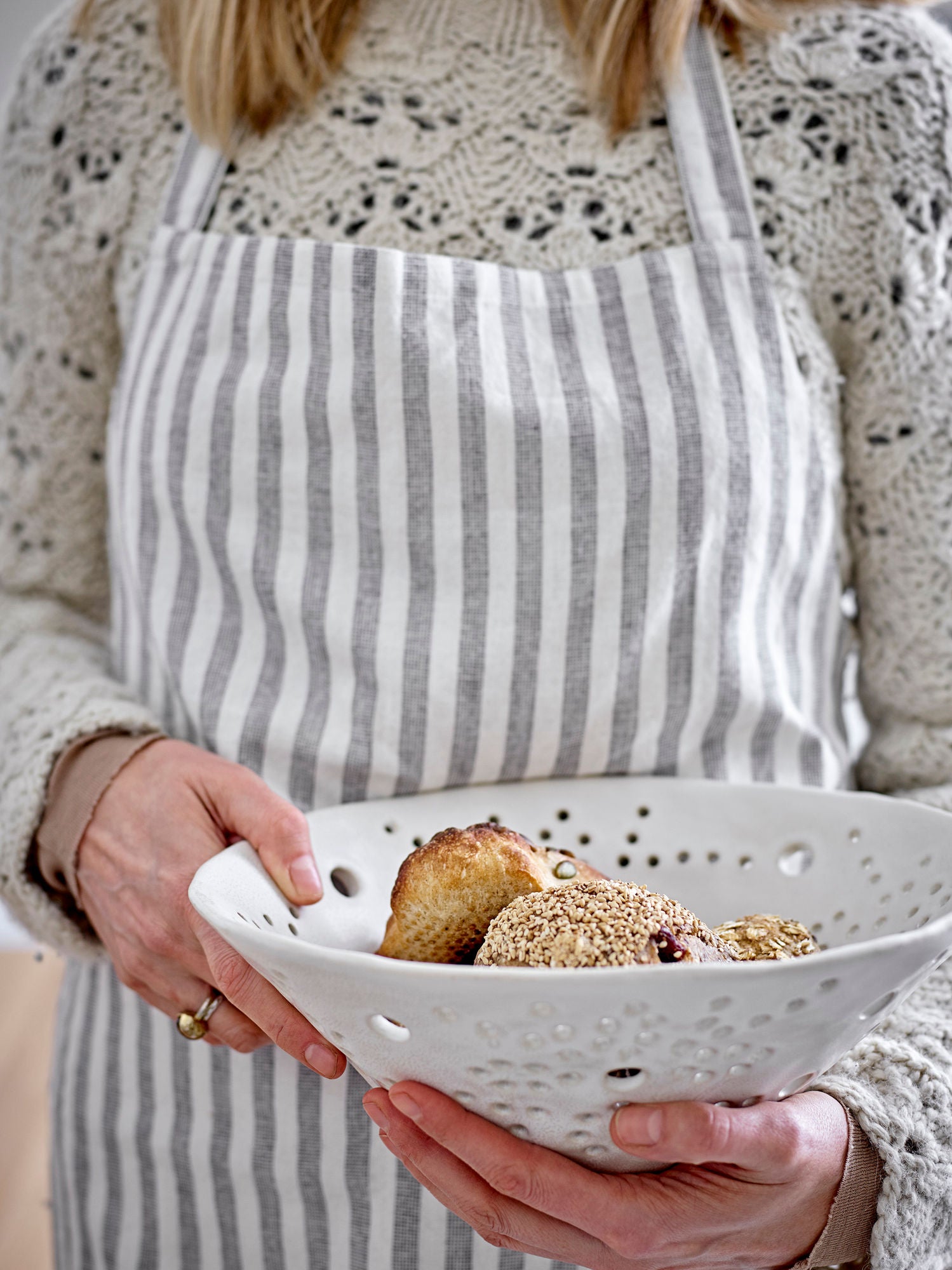 Dalena Dekoschale Aus Steingut In Weiß mit Lochmuster Handgefertigt für Deko und Aufbewahrung