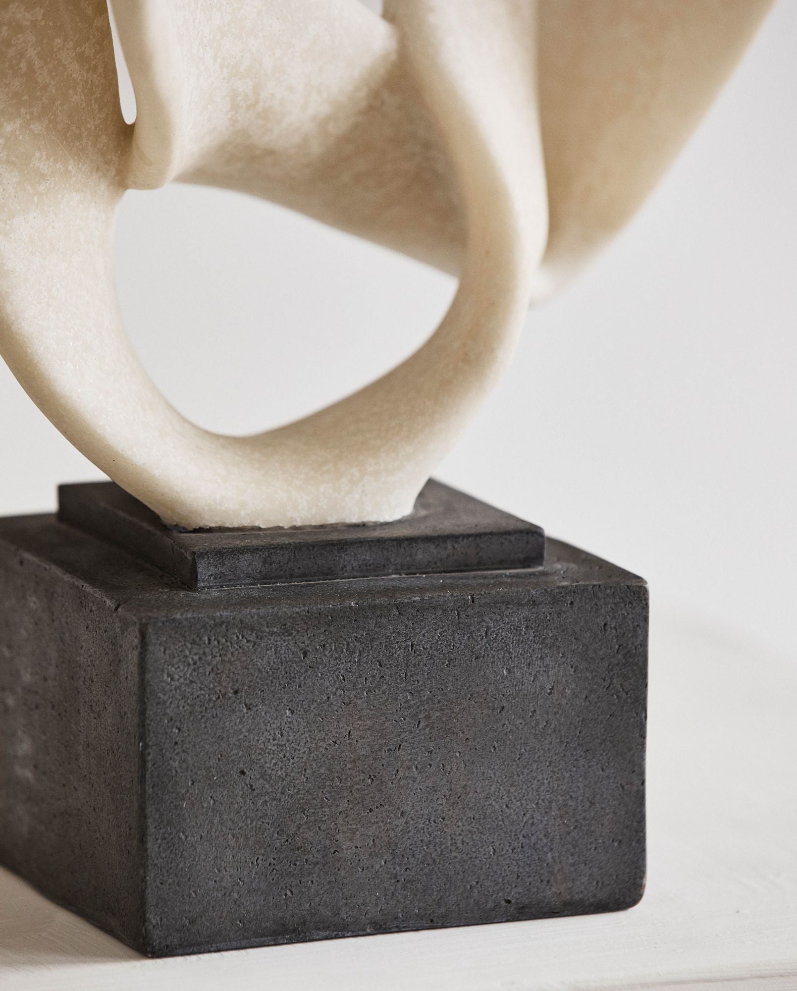 ROSALA Deko Ständer Polyresin Betonoptik Schwarz Weiß Ideal Zur Dekoration