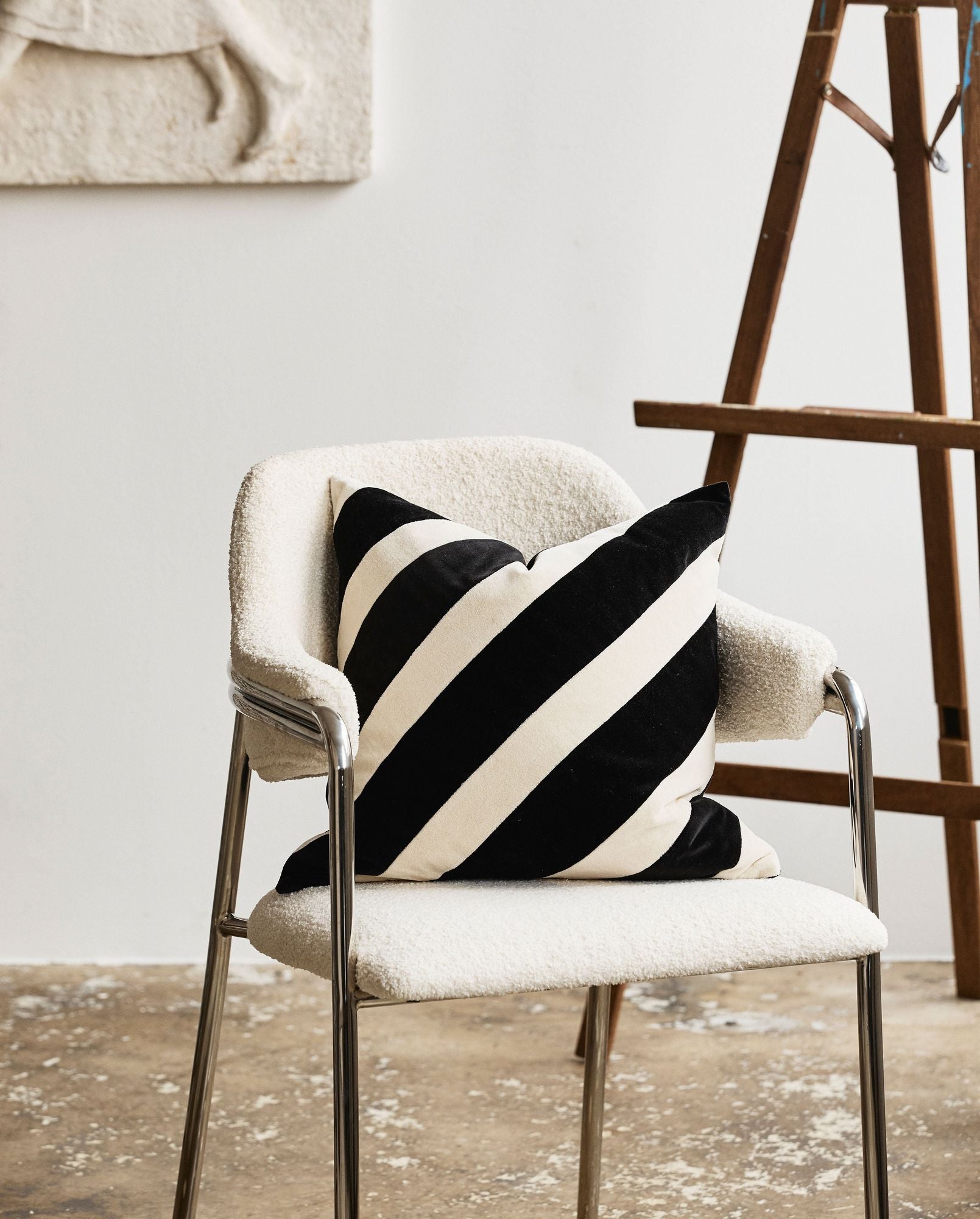 Albert Stuhl mit Schlankem Metallrahmen und Weicher Off White Polsterung