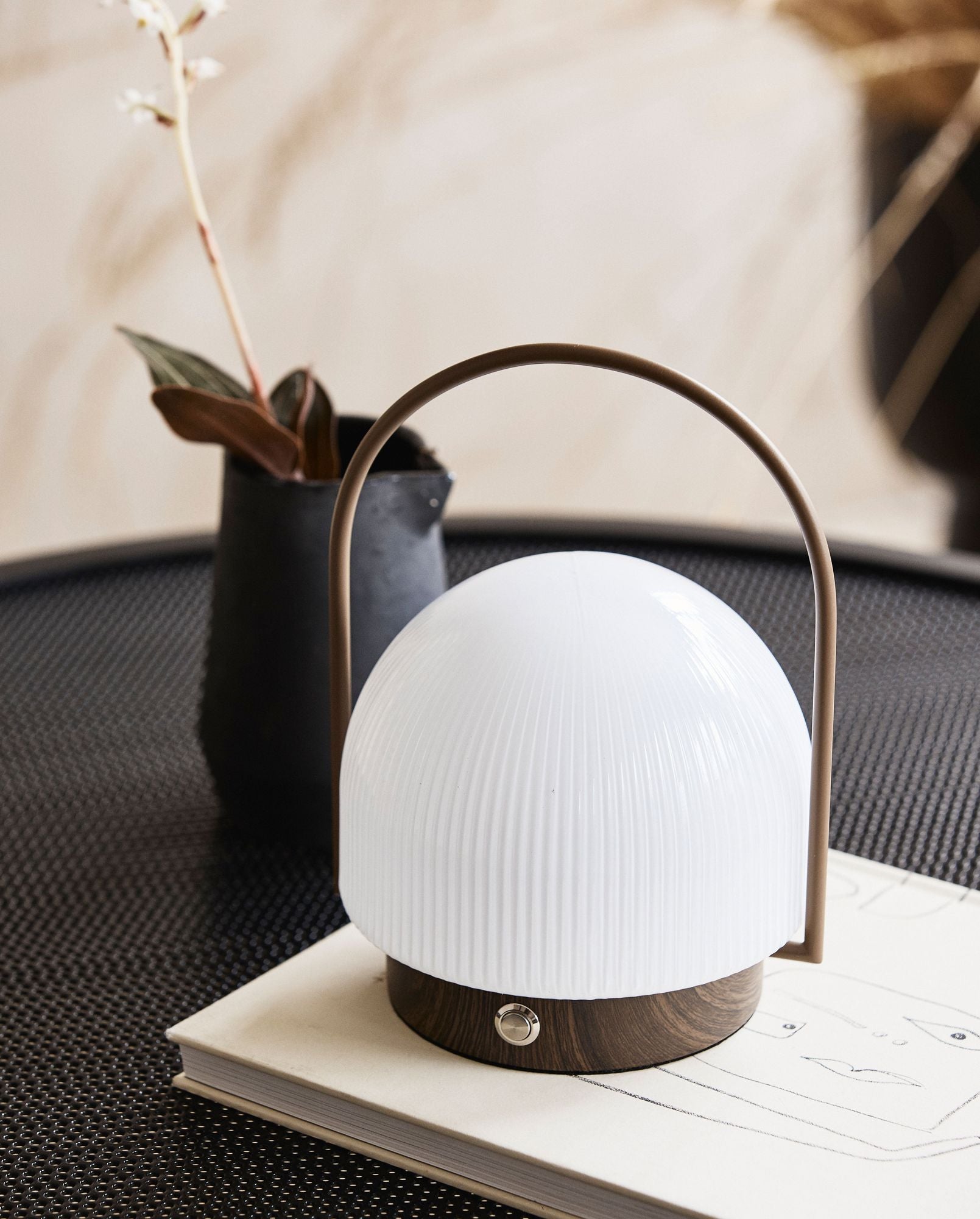 MOMUS Tragbare Lampe Warmes Licht und Elegante Silhouette mit Henkel