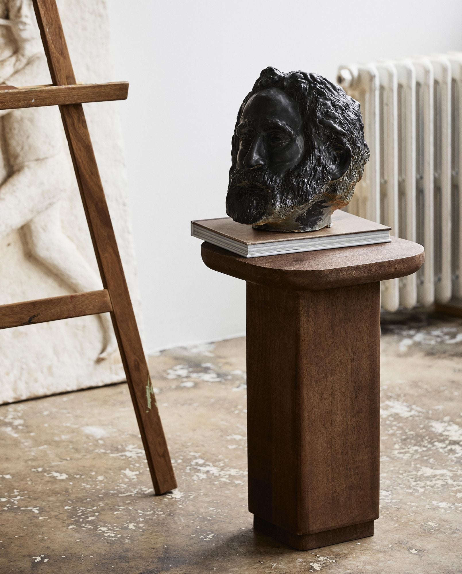 TOKe Mangoholz Beistelltisch Dunkle Oberfläche Stabil und Langlebig