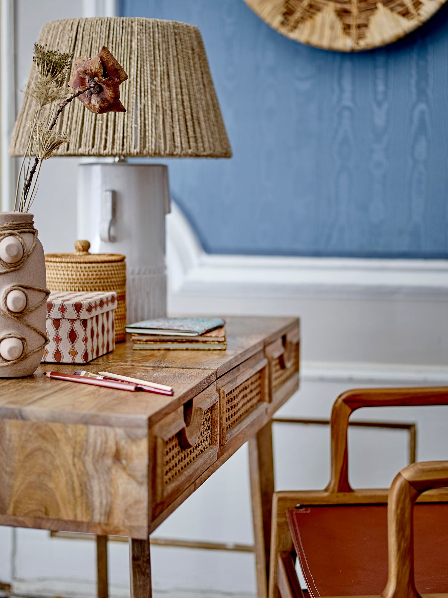 Rama Tischlampe Weiß Steingut Juteschirm Skulpturales Licht Setzt Wärme