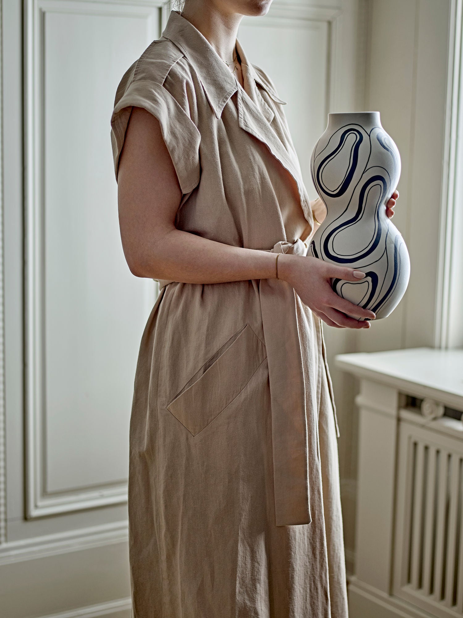 Nicola Vase Schwarz Steingut Organisches Muster Klarer Form 34 Zentimeter Höhe