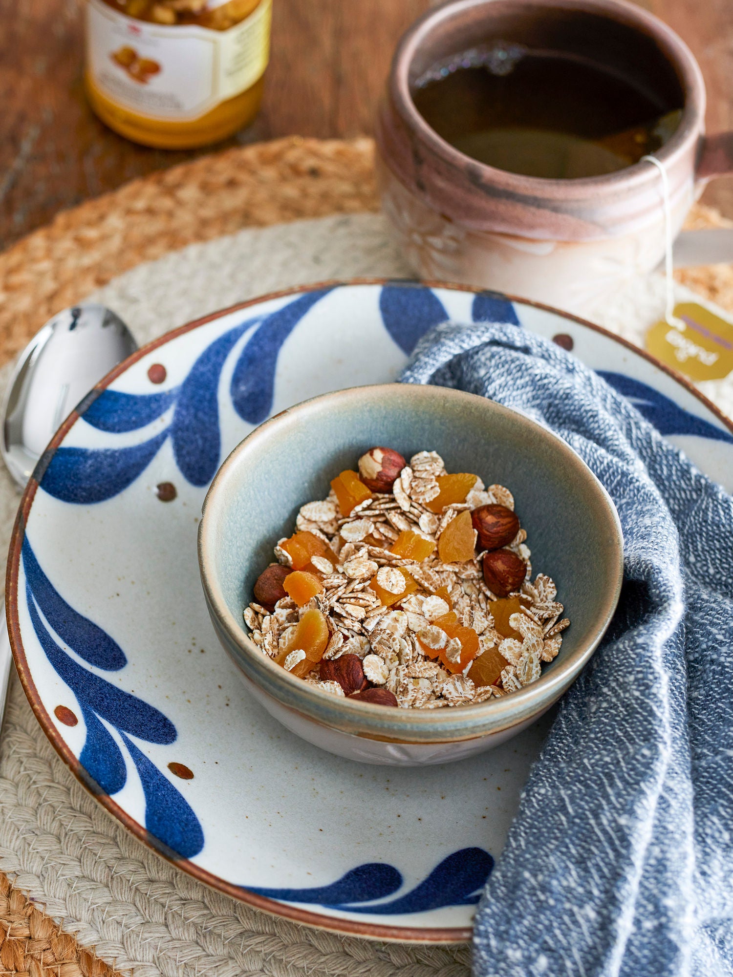 Steingut Schalen Dreier Set mit Reaktiver Glasur und Dezenter Blumendruck für Warme Natürliche Ästhetik