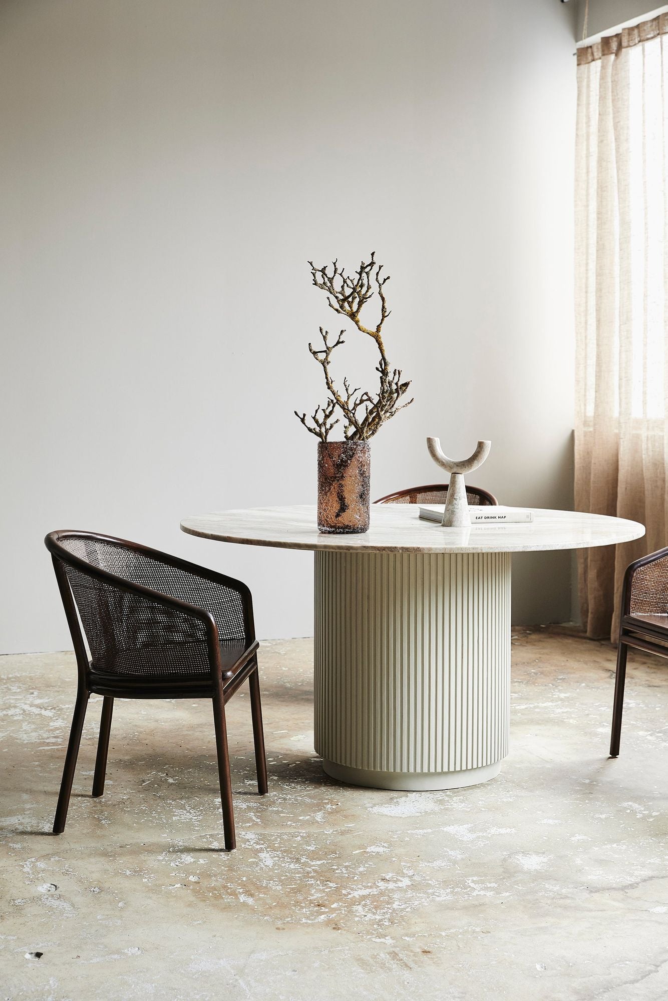 MOSSO Stuhl Dunkelbraun Teakholz Geflochtener Rattan-Rücken Elegant