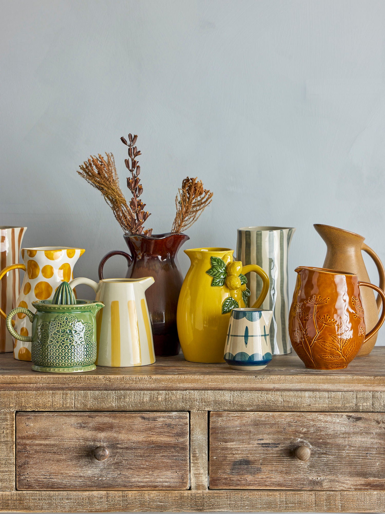 Steingut Krug Gebranntes Orange mit Geprägtem Blütenmuster Als Dekorative Kanne Oder Vase