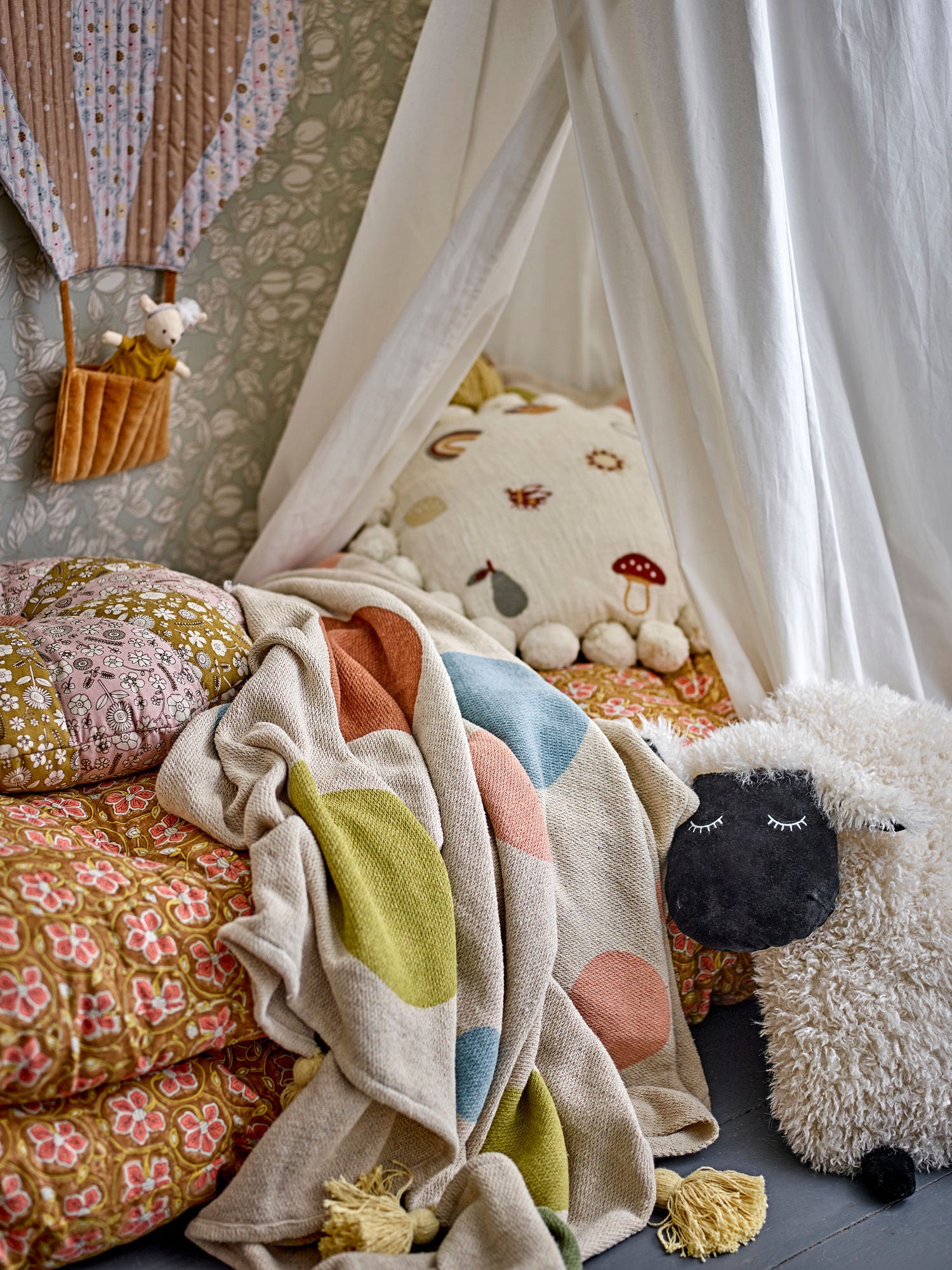 Dolly Kuschelplüschtier Weicher Begleiter Weiß Zum Kuscheln und Lesen