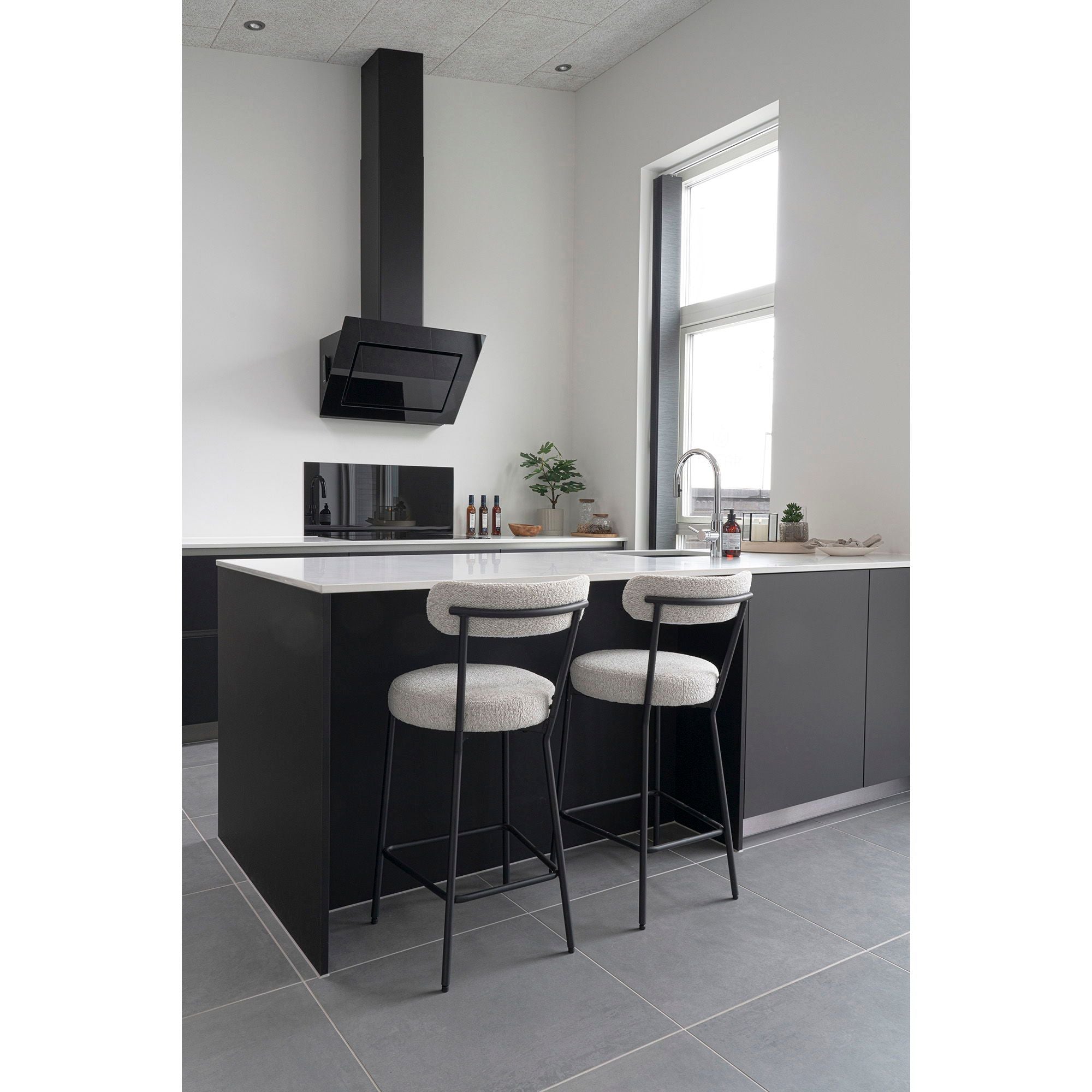 Badalona Counterstuhl Bouclé weiß mit schwarzen Beinen