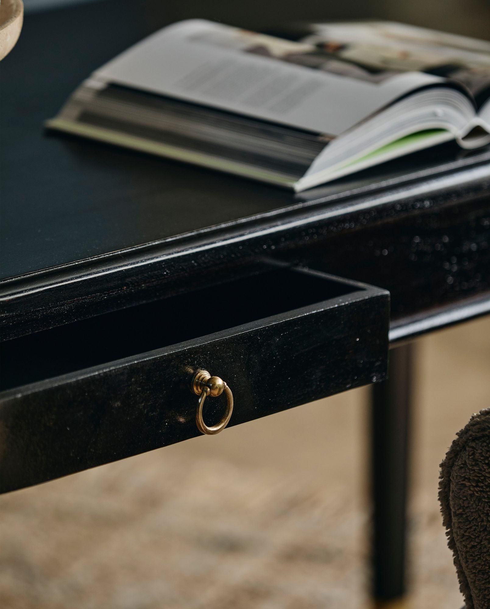 EMS Stilvoller Schreibtisch mit Zwei Schubladen Aus Mangoholz Schwarz