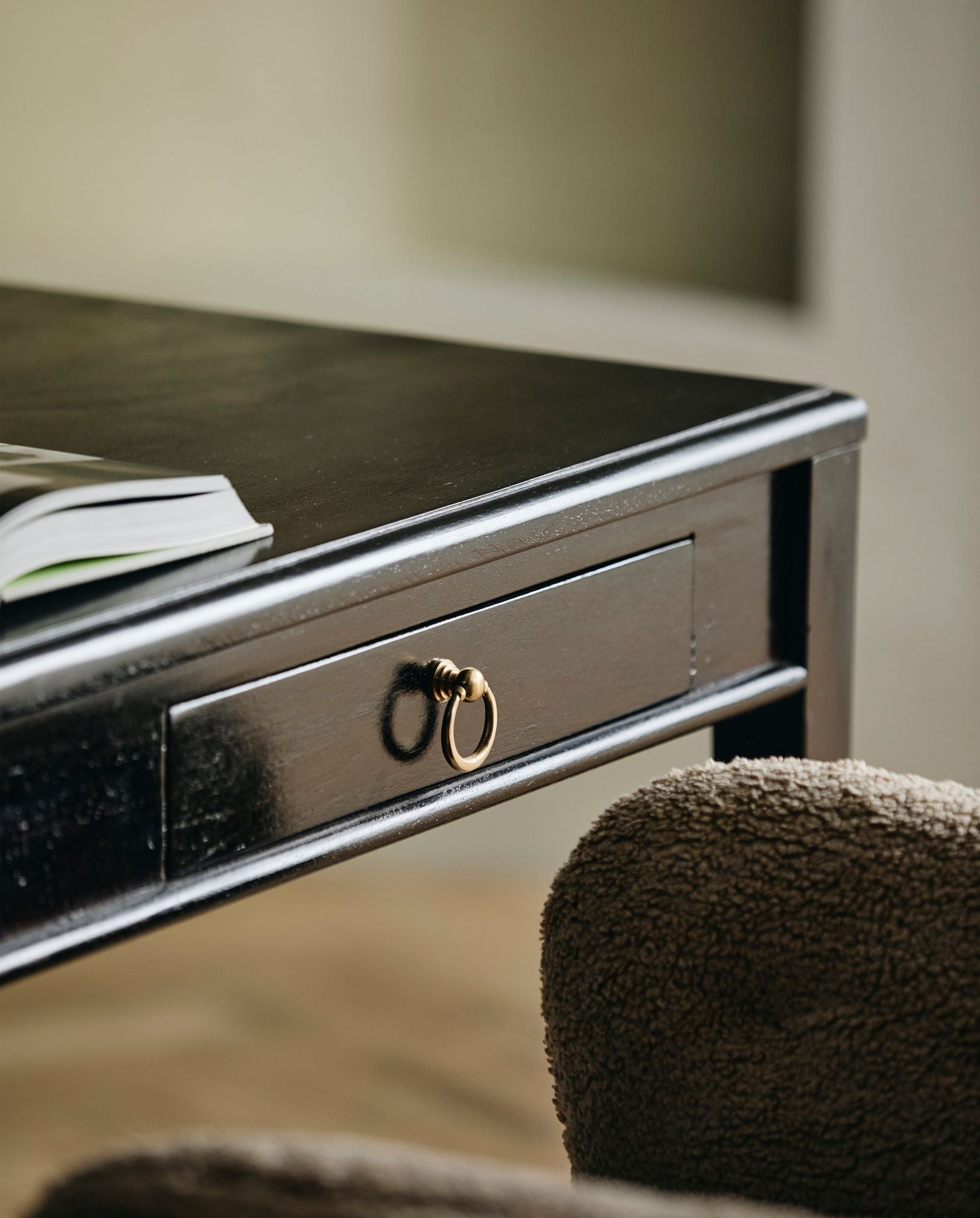 EMS Stilvoller Schreibtisch mit Zwei Schubladen Aus Mangoholz Schwarz