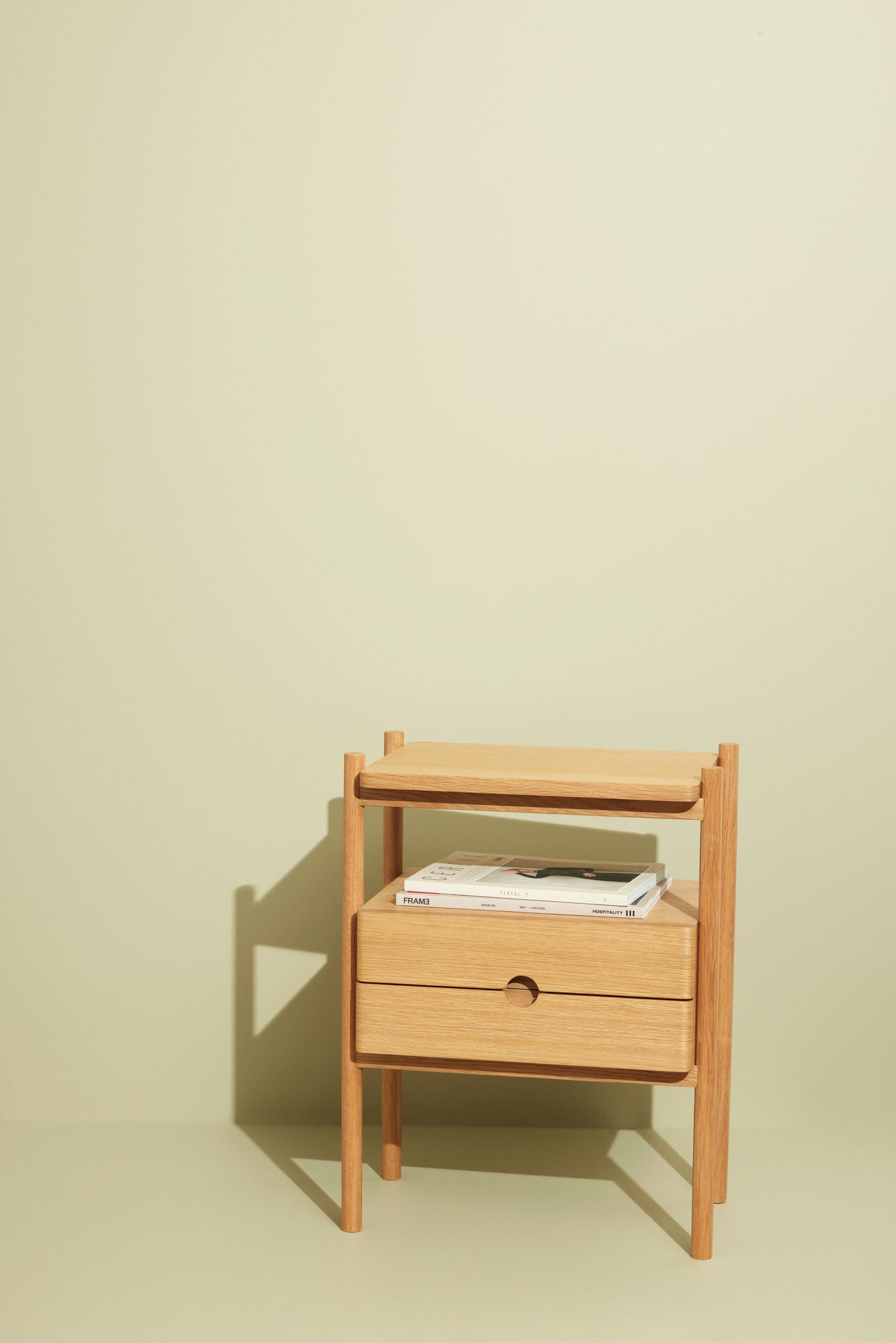 Nachttisch mit zwei Schubladen aus FSC®-zertifiziertem Holz