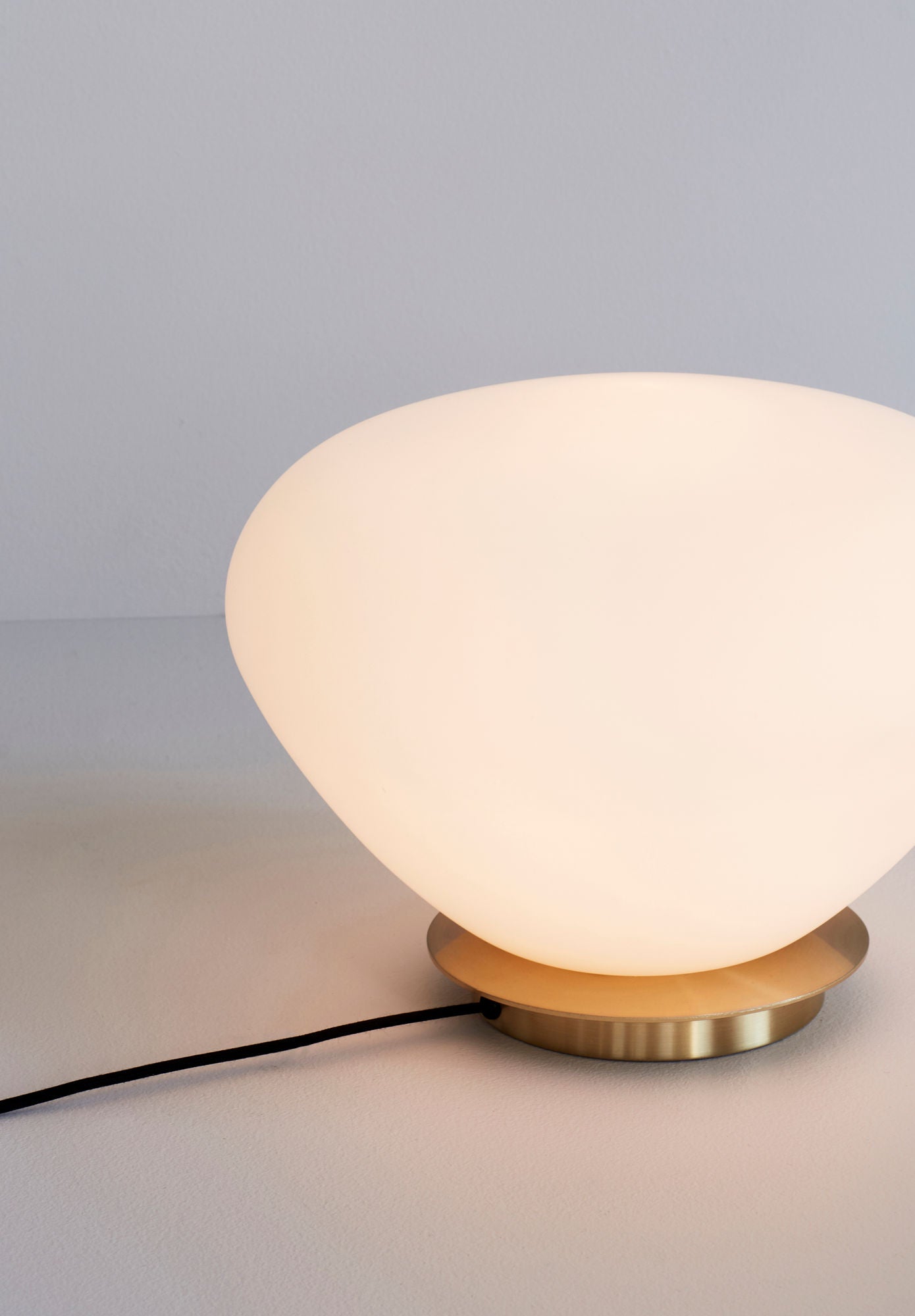 Bean Tischlampe – Handgefertigte Eleganz mit weichem Lichtspiel